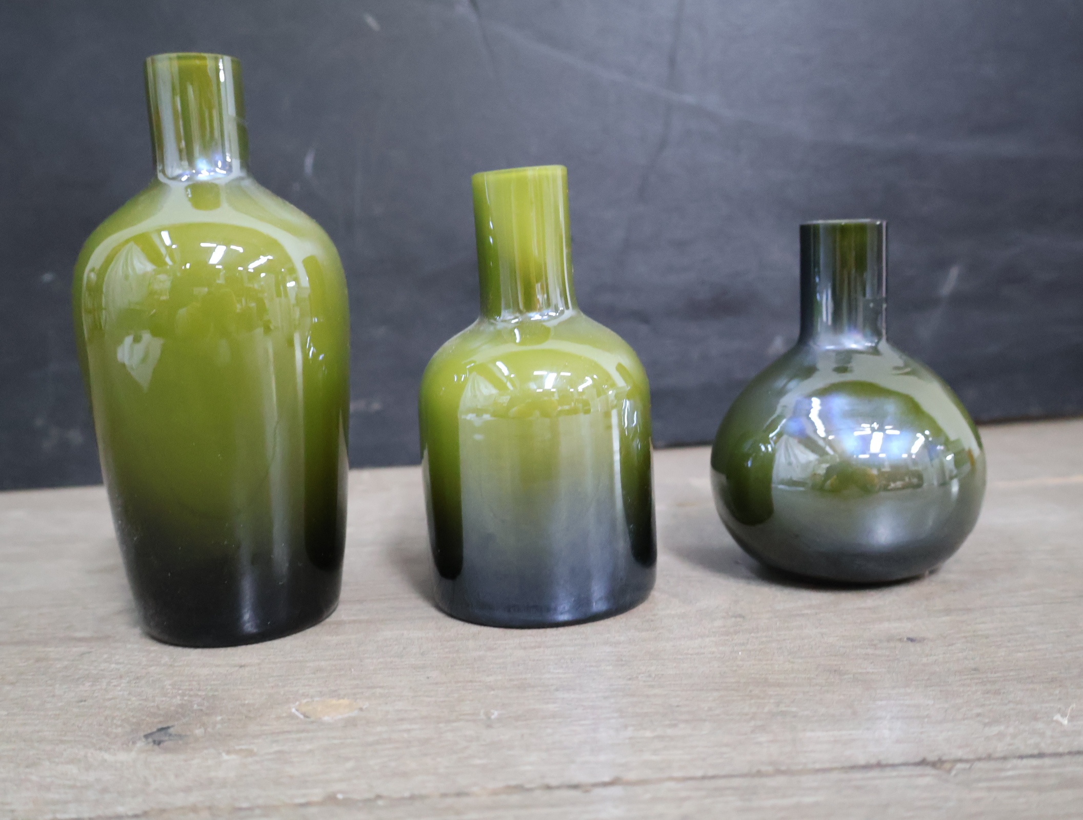 Set van 3 groene glazen vazen'' – foto 6 – kavel bij GSD Auctions, Zoeterwoude