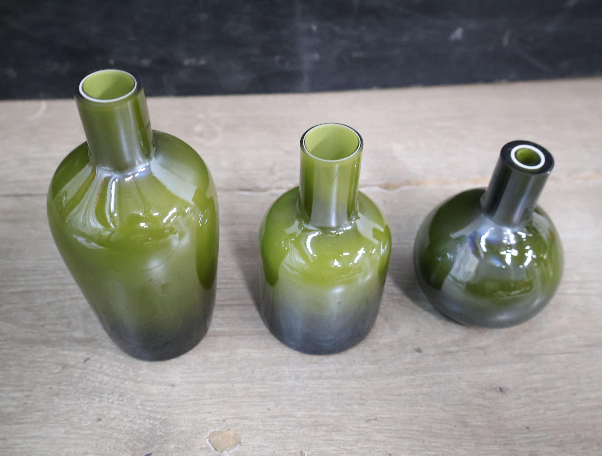 Set van 3 groene glazen vazen'' – foto 7 – kavel bij GSD Auctions, Zoeterwoude