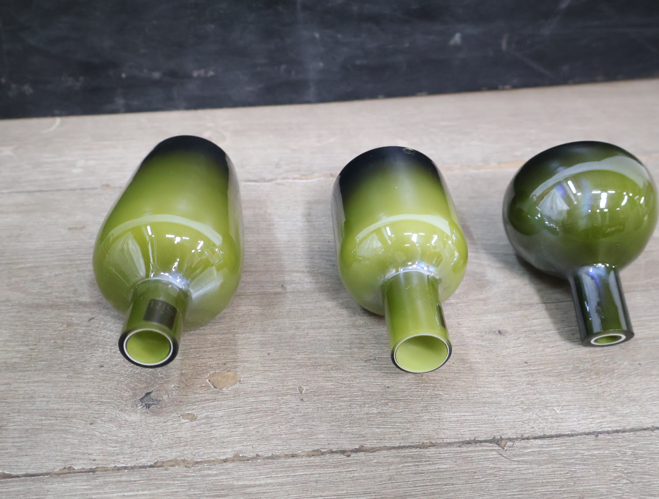 Set van 3 groene glazen vazen'' – foto 8 – kavel bij GSD Auctions, Zoeterwoude