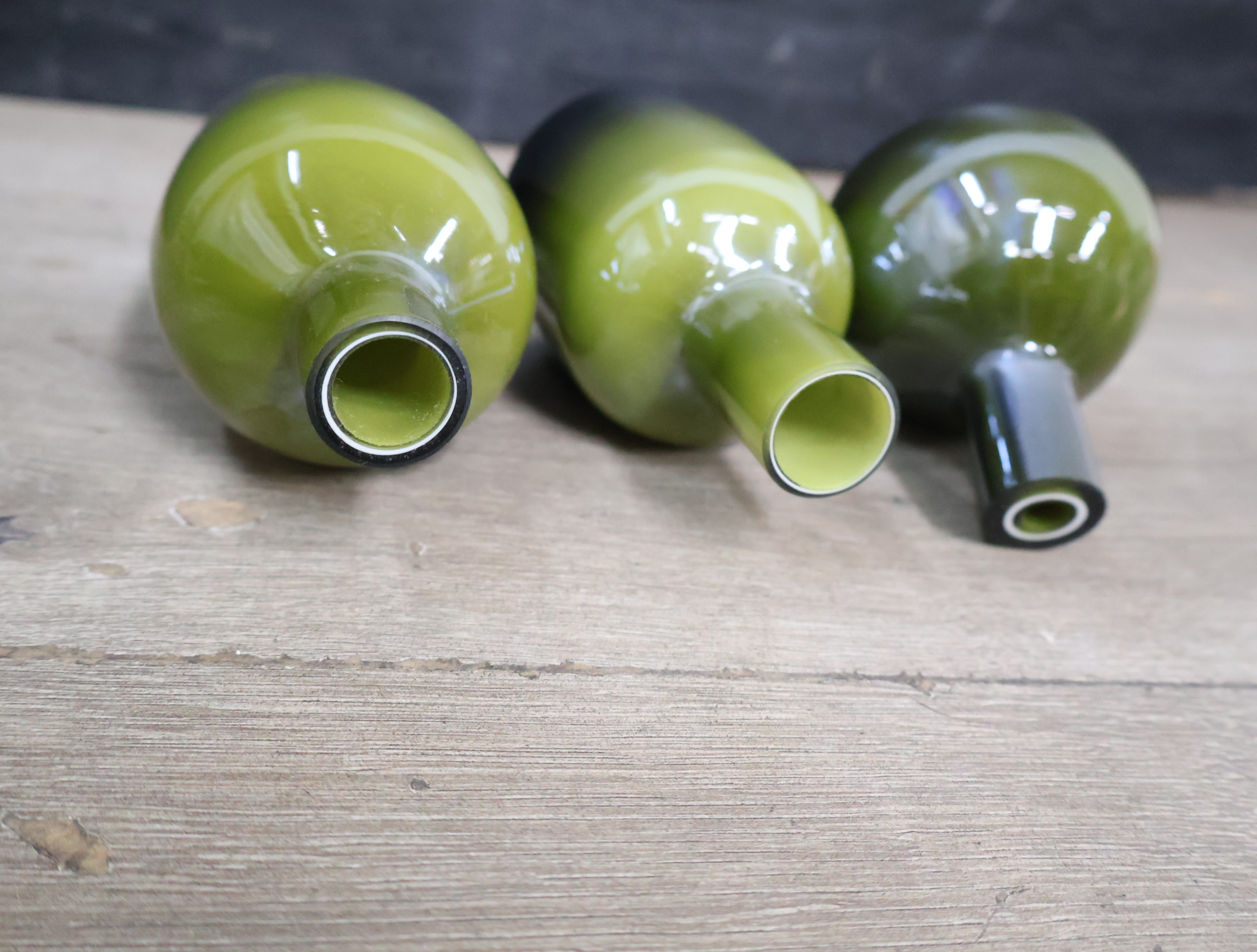 Set van 3 groene glazen vazen'' – foto 9 – kavel bij GSD Auctions, Zoeterwoude