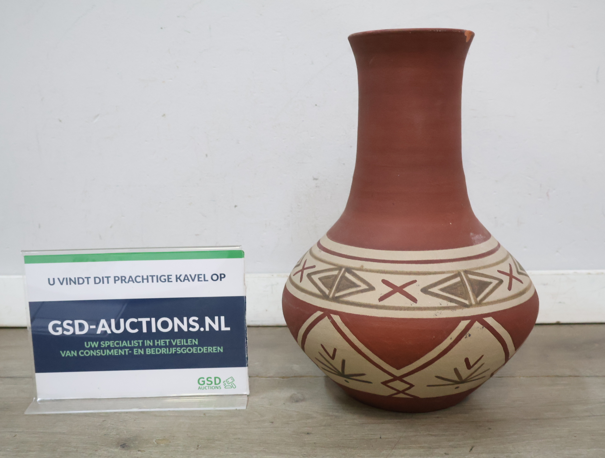 Decoratieve aardewerk vaas met patroon'' – kavel bij GSD Auctions, Zoeterwoude