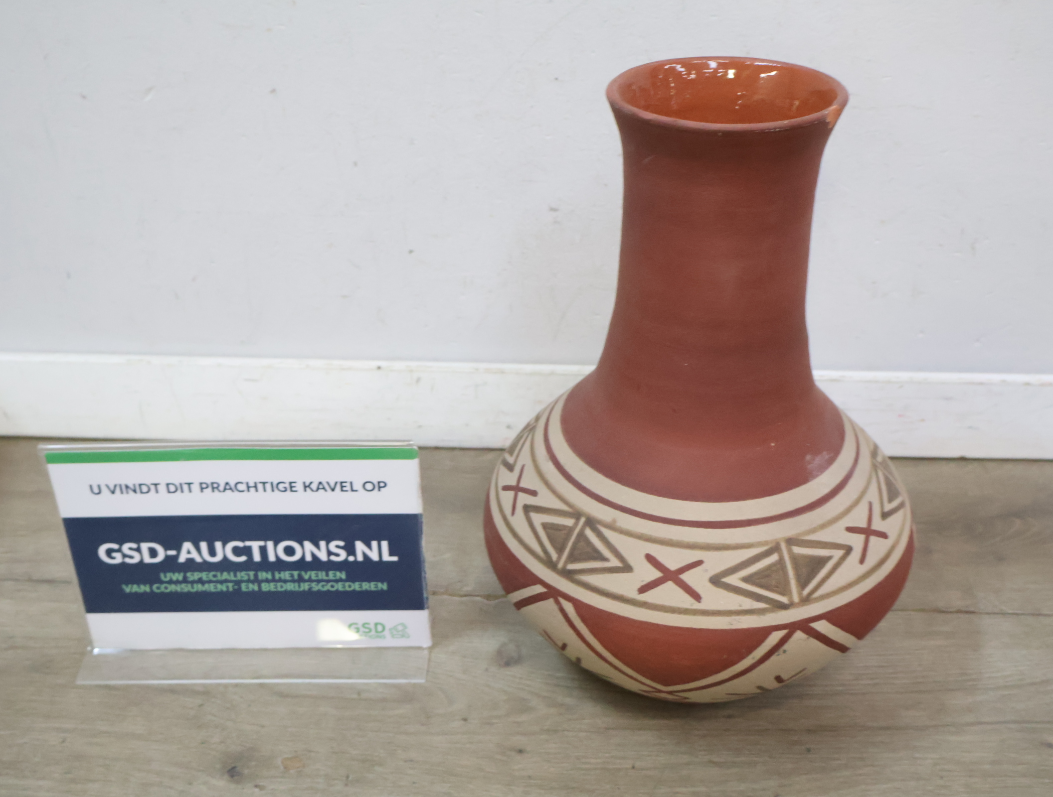 Decoratieve aardewerk vaas met patroon'' – foto 2 – kavel bij GSD Auctions, Zoeterwoude