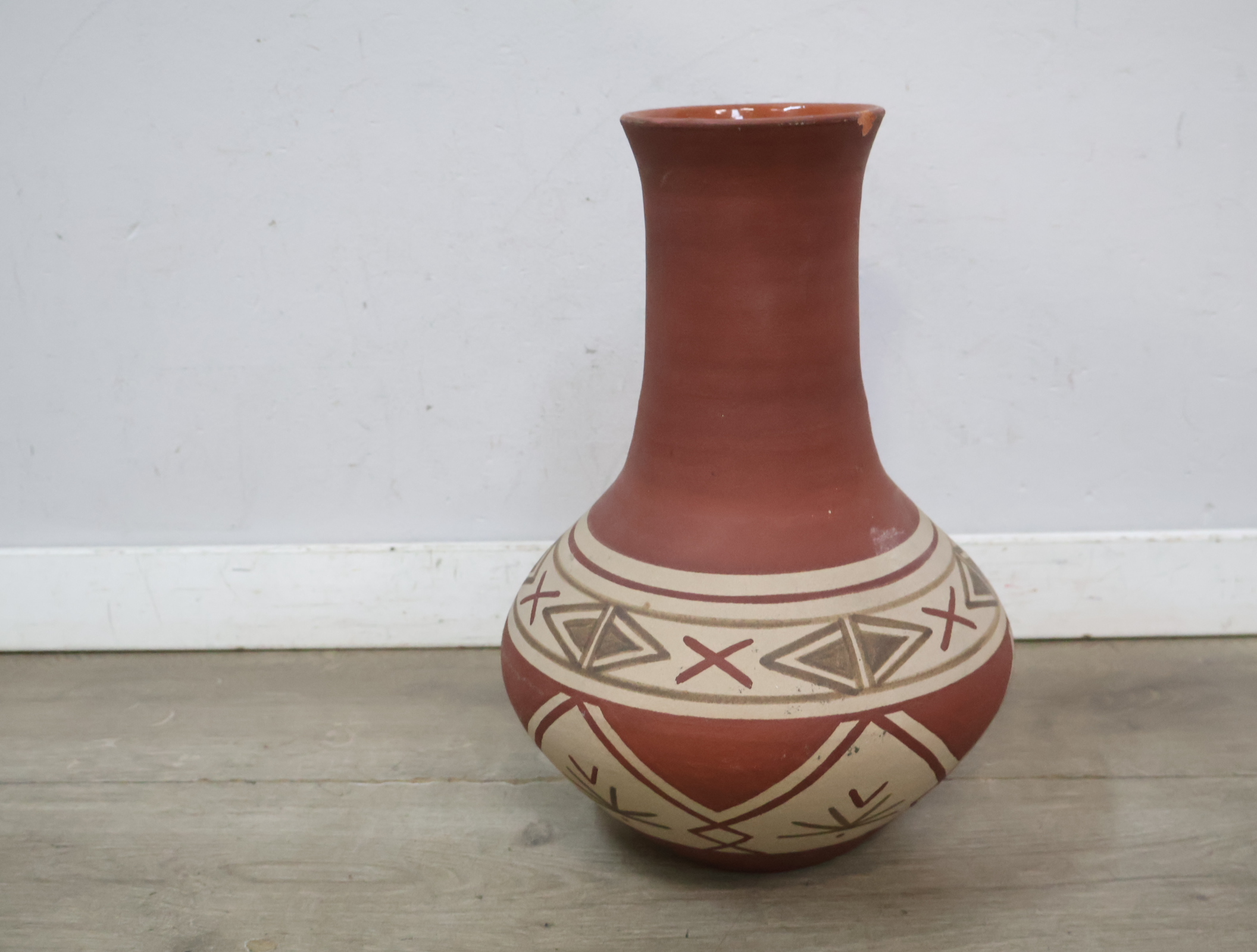Decoratieve aardewerk vaas met patroon'' – foto 3 – kavel bij GSD Auctions, Zoeterwoude