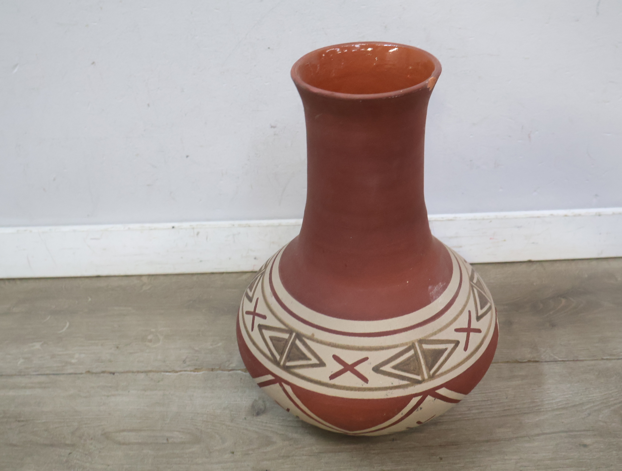 Decoratieve aardewerk vaas met patroon'' – foto 4 – kavel bij GSD Auctions, Zoeterwoude