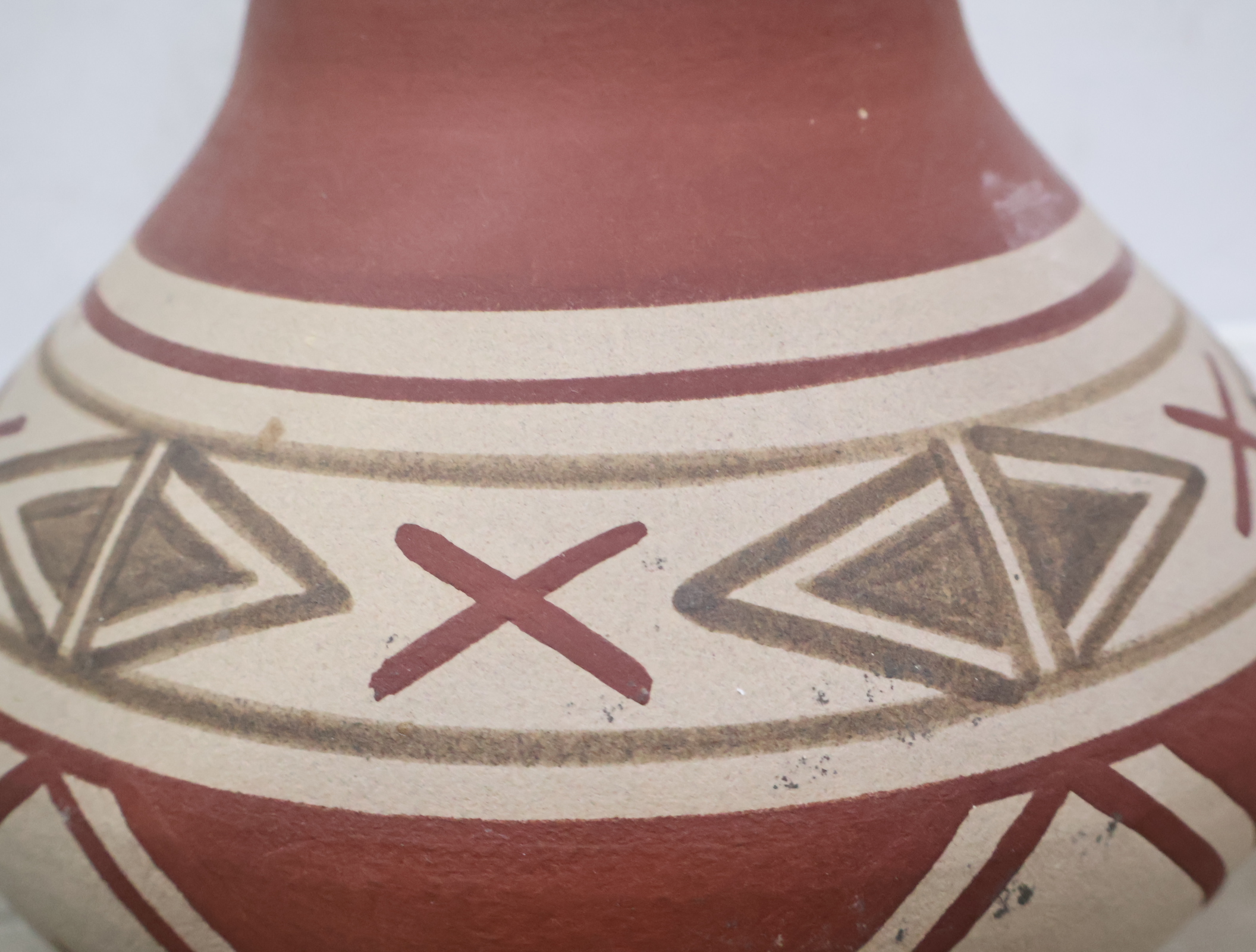Decoratieve aardewerk vaas met patroon'' – foto 5 – kavel bij GSD Auctions, Zoeterwoude