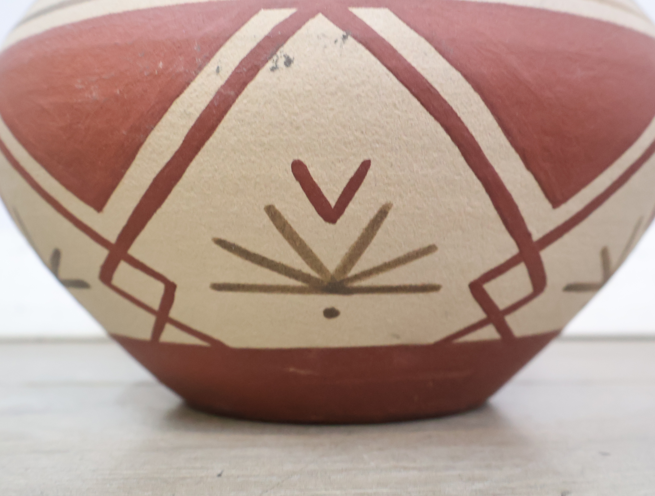 Decoratieve aardewerk vaas met patroon'' – foto 6 – kavel bij GSD Auctions, Zoeterwoude