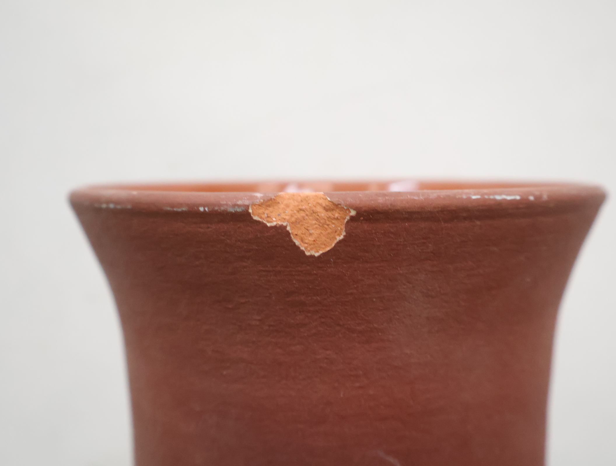 Decoratieve aardewerk vaas met patroon'' – foto 7 – kavel bij GSD Auctions, Zoeterwoude