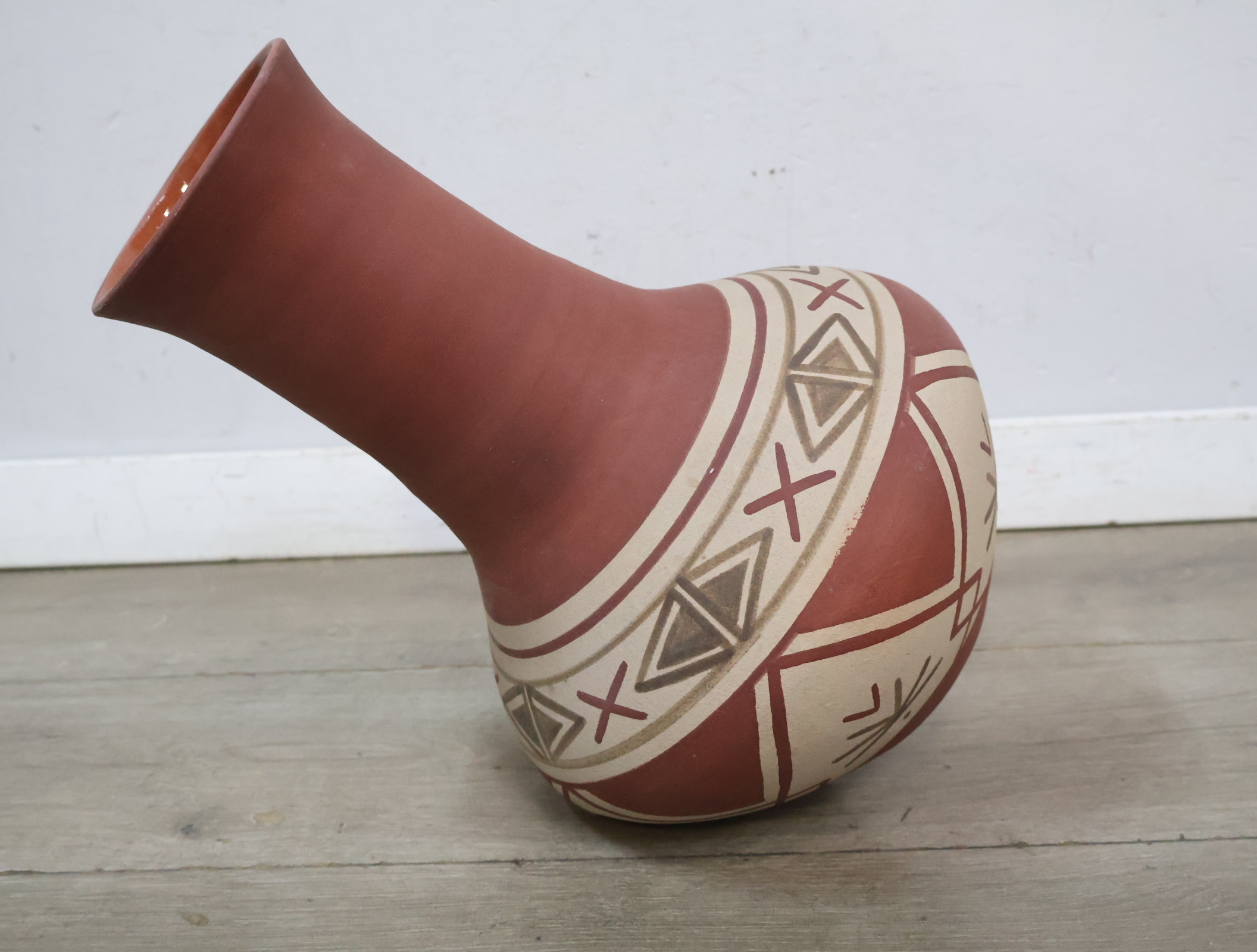 Decoratieve aardewerk vaas met patroon'' – foto 8 – kavel bij GSD Auctions, Zoeterwoude