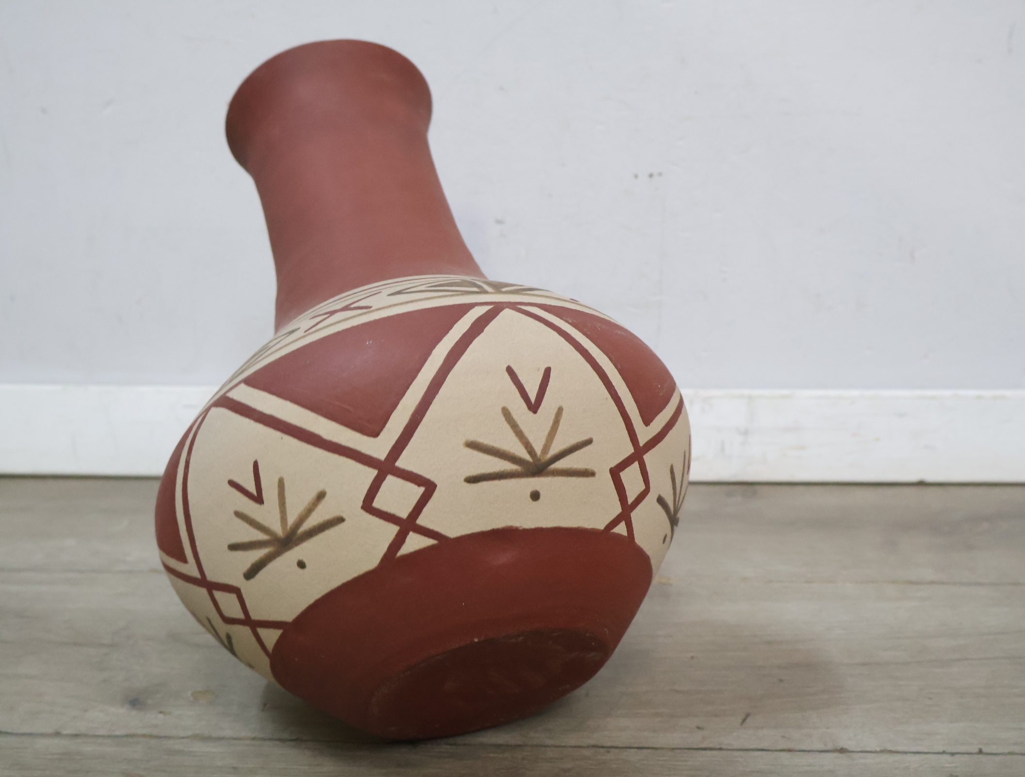 Decoratieve aardewerk vaas met patroon'' – foto 9 – kavel bij GSD Auctions, Zoeterwoude