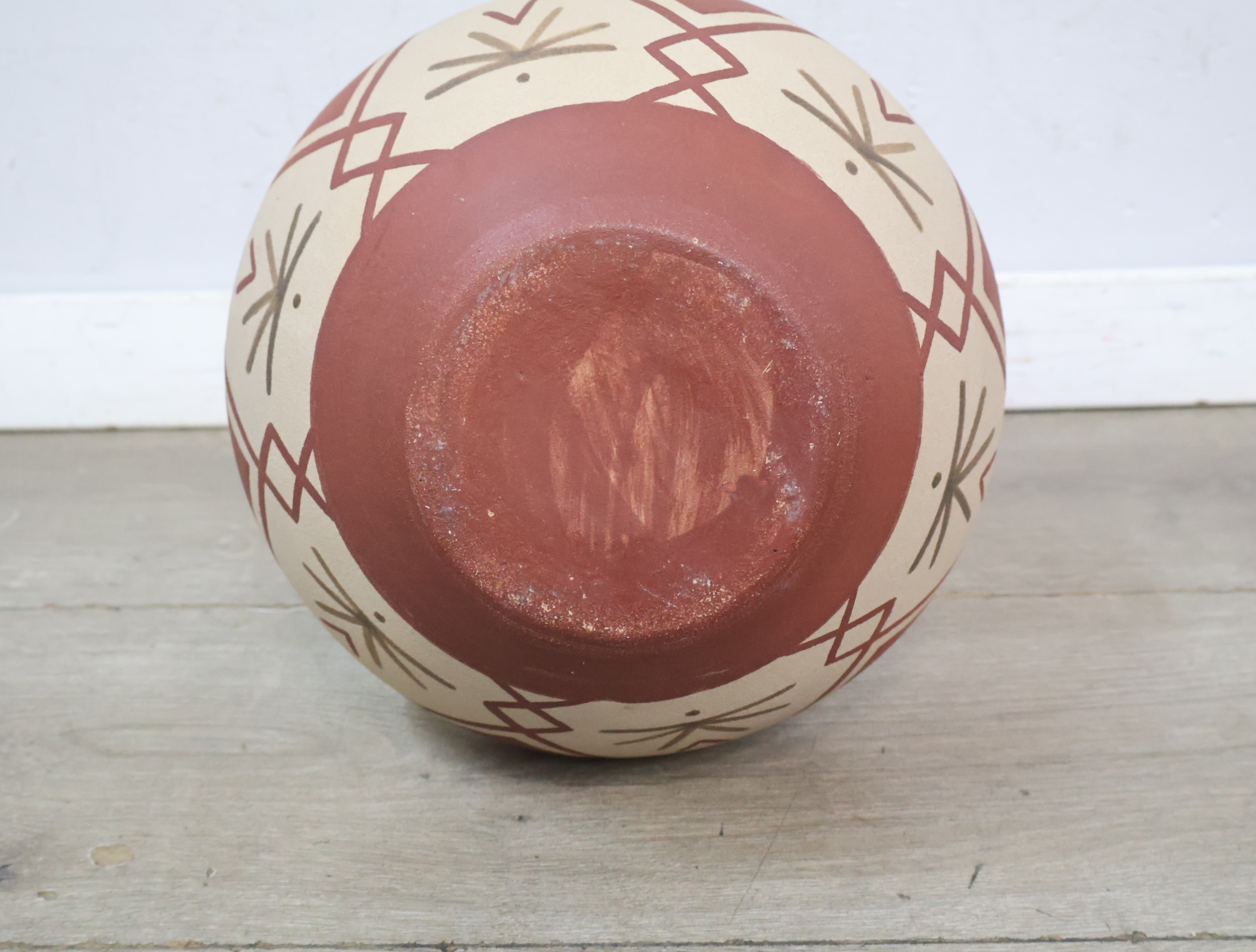 Decoratieve aardewerk vaas met patroon'' – foto 10 – kavel bij GSD Auctions, Zoeterwoude