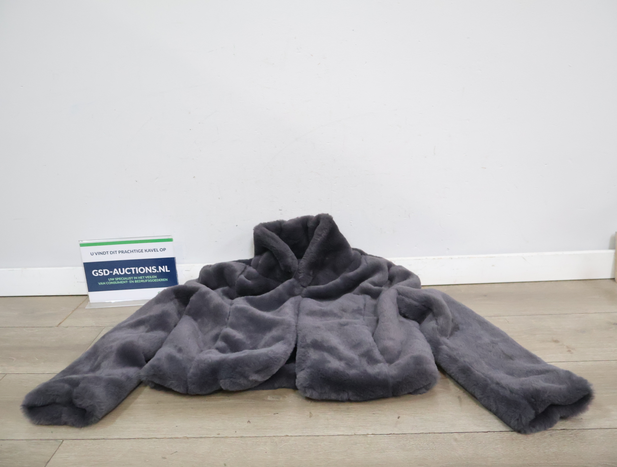 Grijze korte Kunst-bontjas'' – kavel bij GSD Auctions, Zoeterwoude