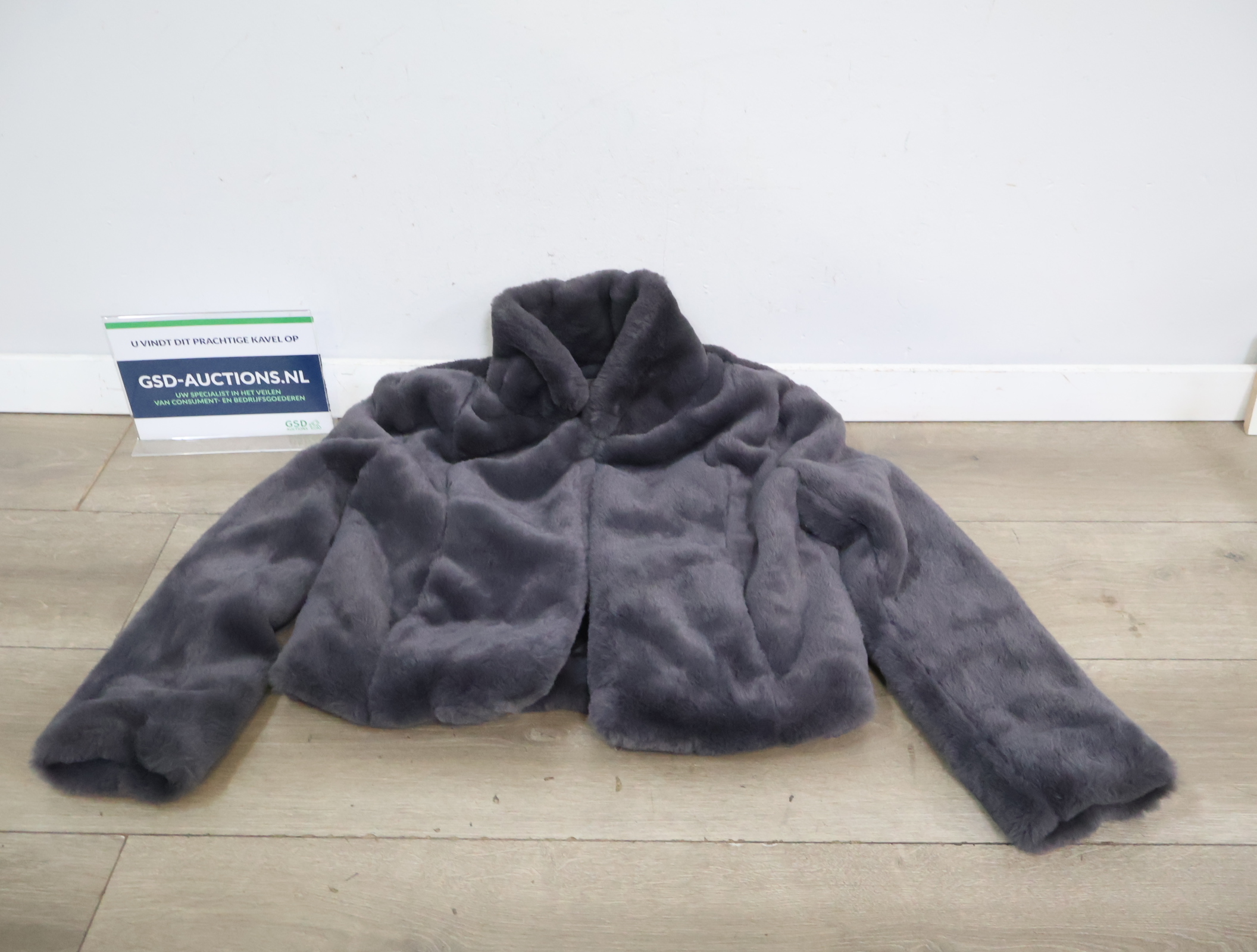 Grijze korte Kunst-bontjas'' – foto 2 – kavel bij GSD Auctions, Zoeterwoude