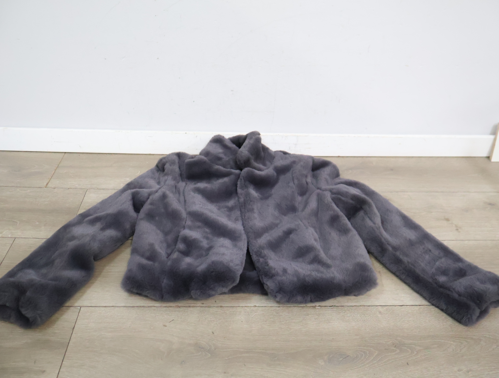 Grijze korte Kunst-bontjas'' – foto 3 – kavel bij GSD Auctions, Zoeterwoude