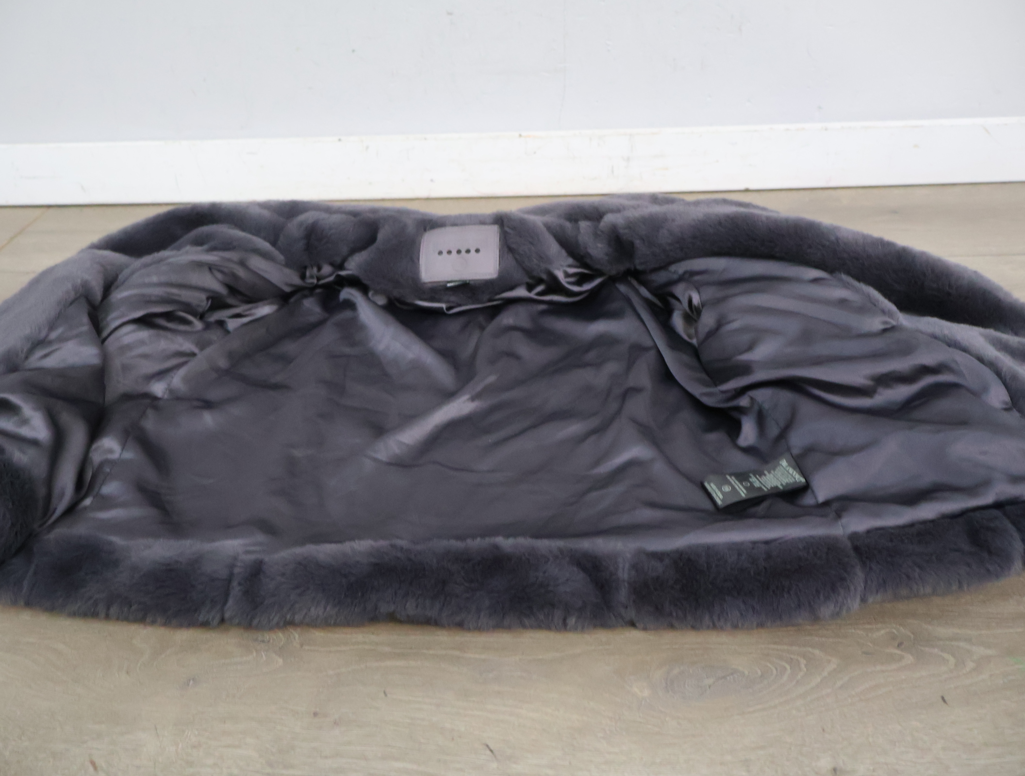 Grijze korte Kunst-bontjas'' – foto 6 – kavel bij GSD Auctions, Zoeterwoude