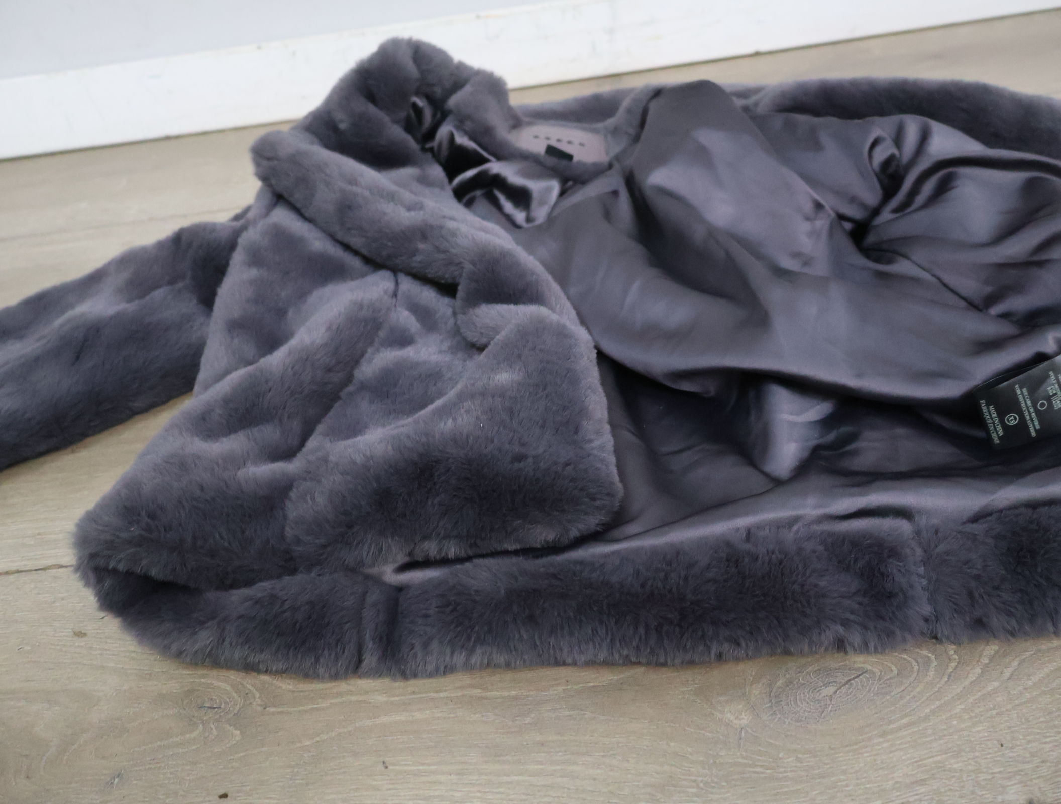 Grijze korte Kunst-bontjas'' – foto 8 – kavel bij GSD Auctions, Zoeterwoude