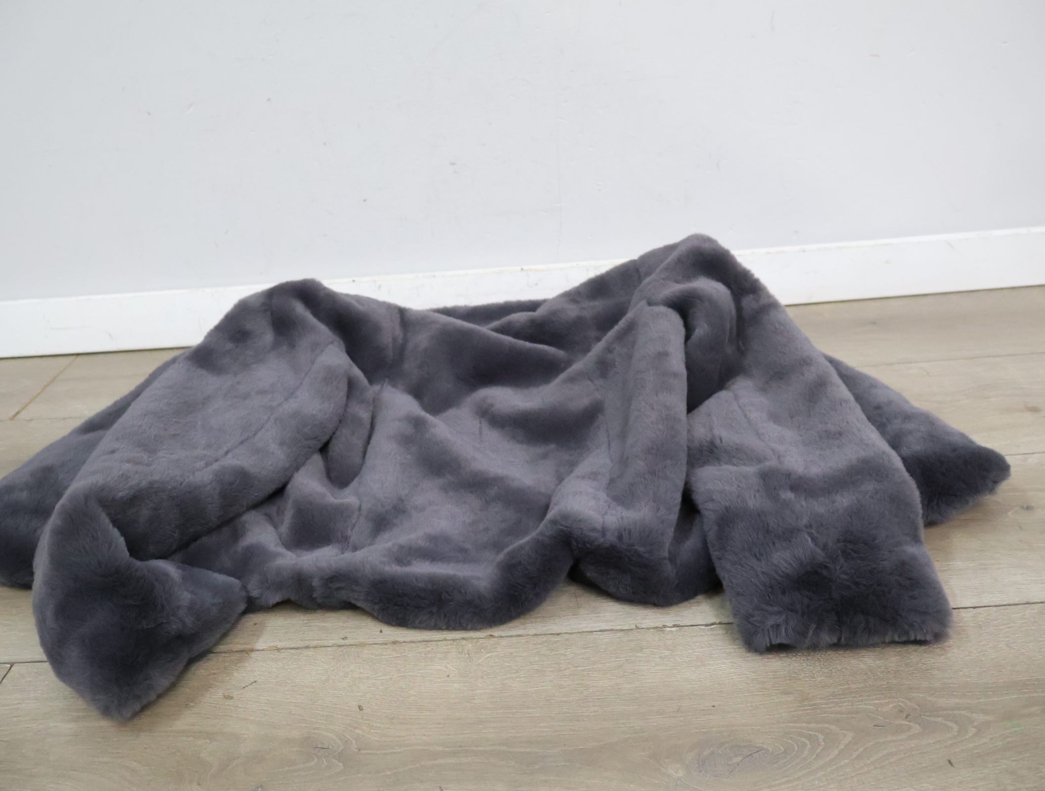 Grijze korte Kunst-bontjas'' – foto 9 – kavel bij GSD Auctions, Zoeterwoude