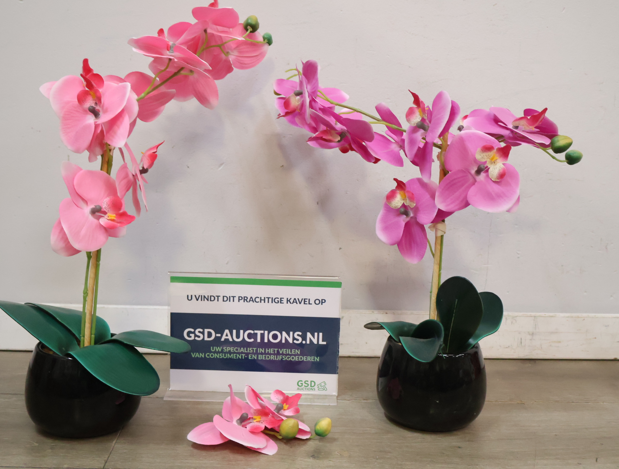 Twee kunstbloemen in pot'' – kavel bij GSD Auctions, Zoeterwoude