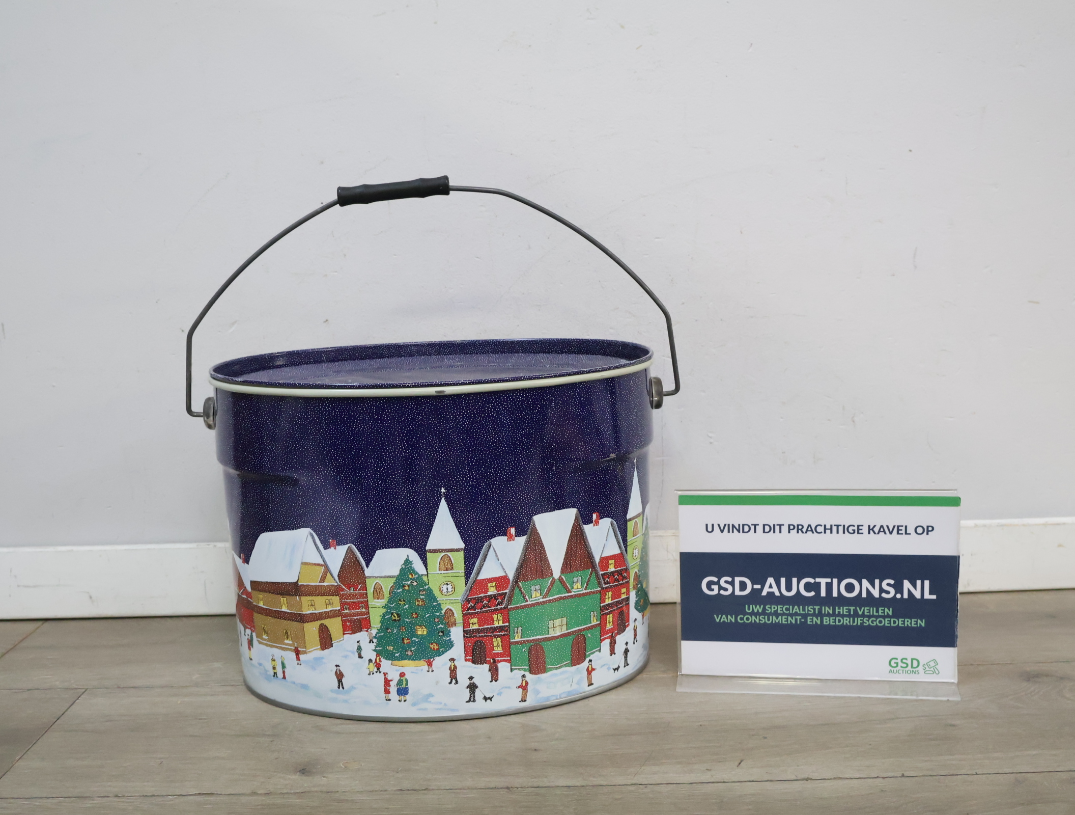 Metalen kerstblik met winterse dorpse scene'' – kavel bij GSD Auctions, Zoeterwoude