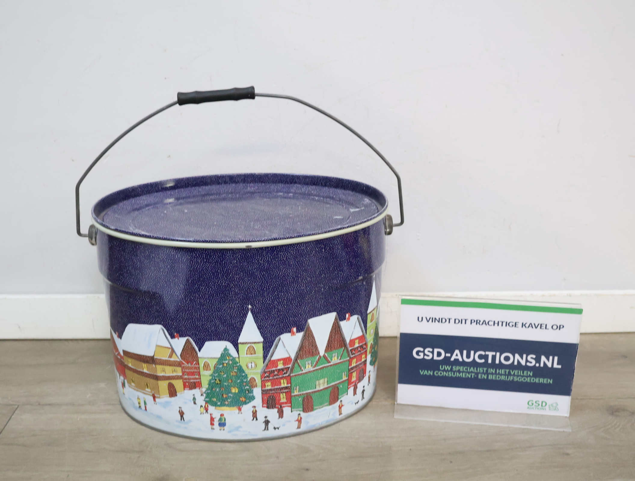 Metalen kerstblik met winterse dorpse scene'' – foto 2 – kavel bij GSD Auctions, Zoeterwoude