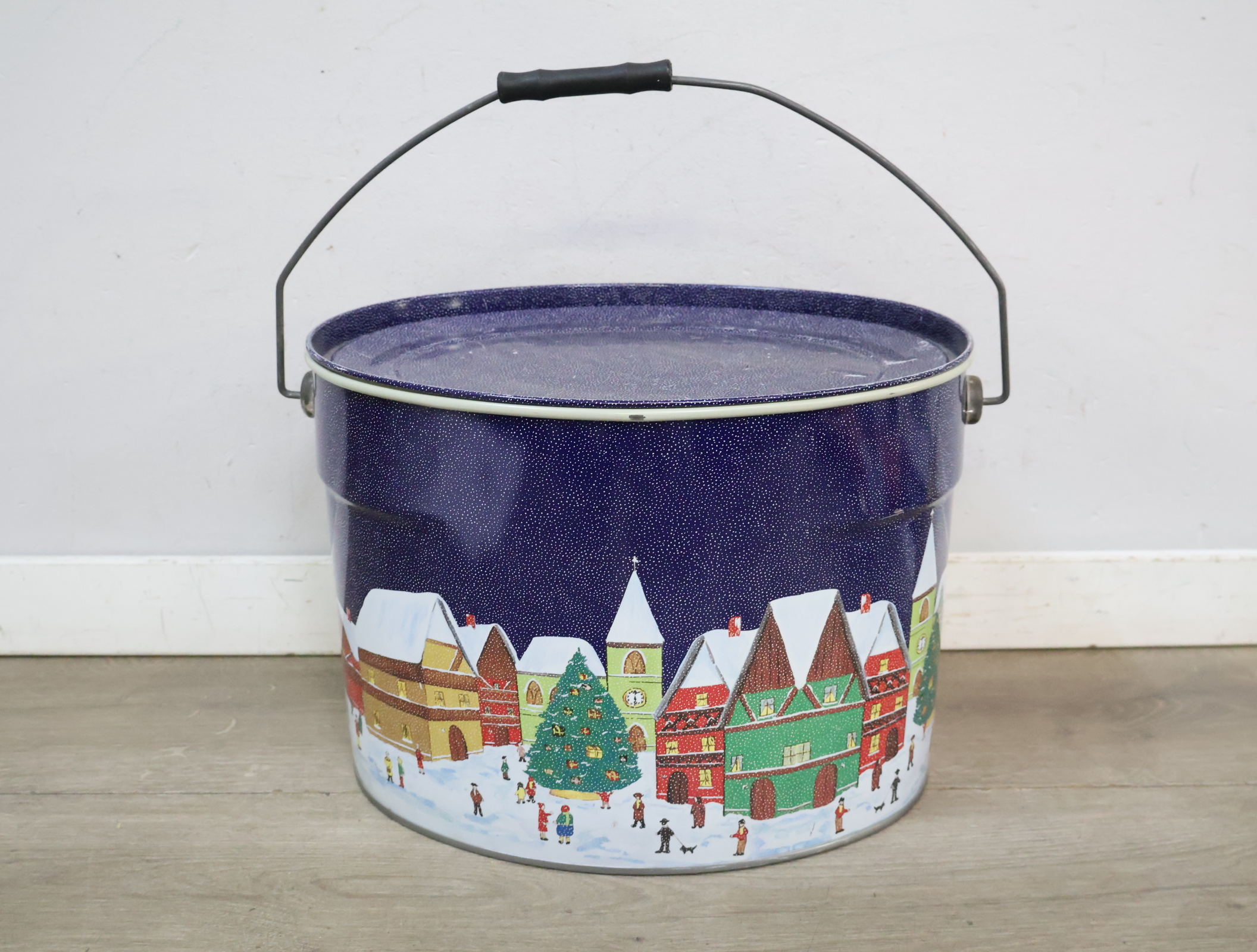 Metalen kerstblik met winterse dorpse scene'' – foto 3 – kavel bij GSD Auctions, Zoeterwoude