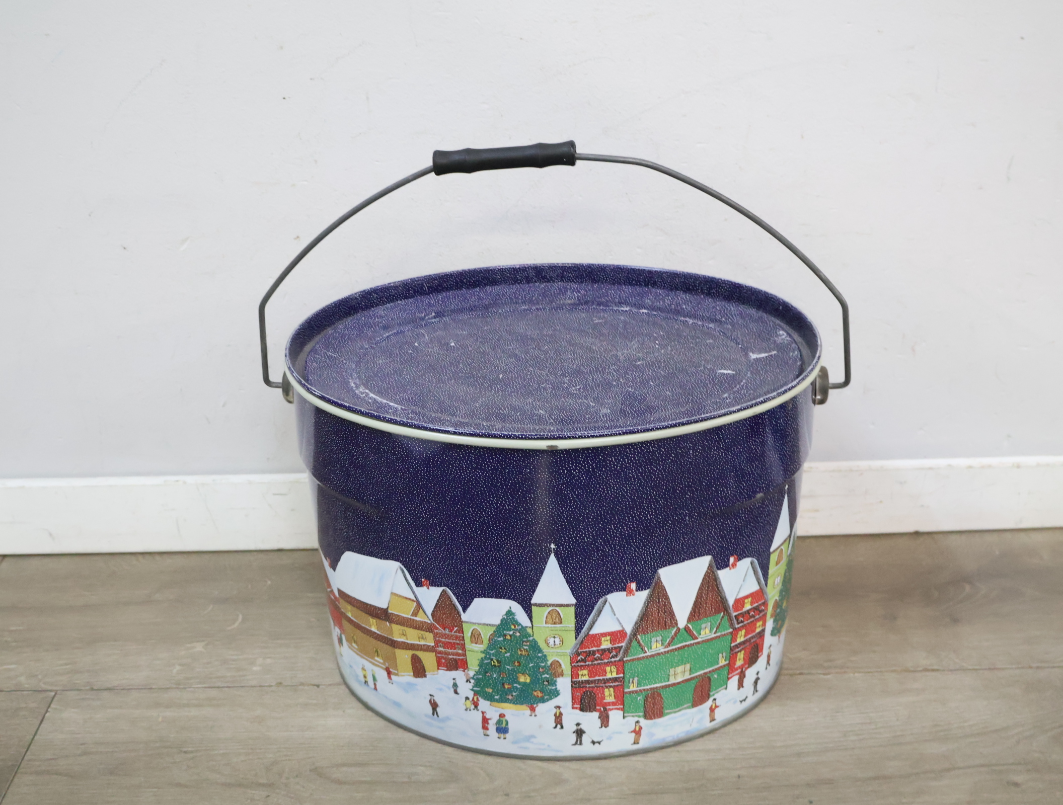 Metalen kerstblik met winterse dorpse scene'' – foto 4 – kavel bij GSD Auctions, Zoeterwoude