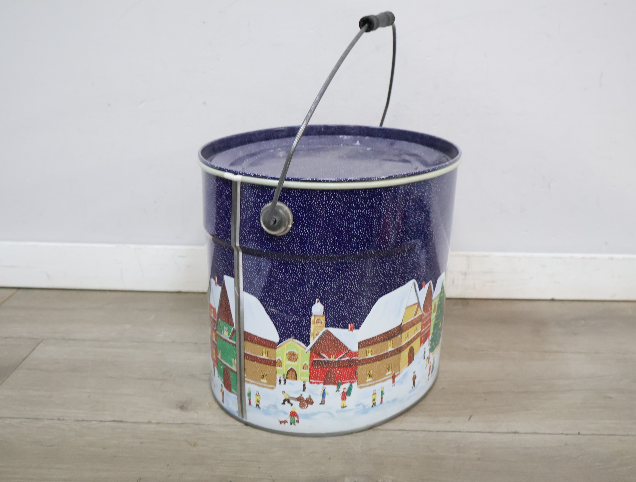 Metalen kerstblik met winterse dorpse scene'' – foto 5 – kavel bij GSD Auctions, Zoeterwoude