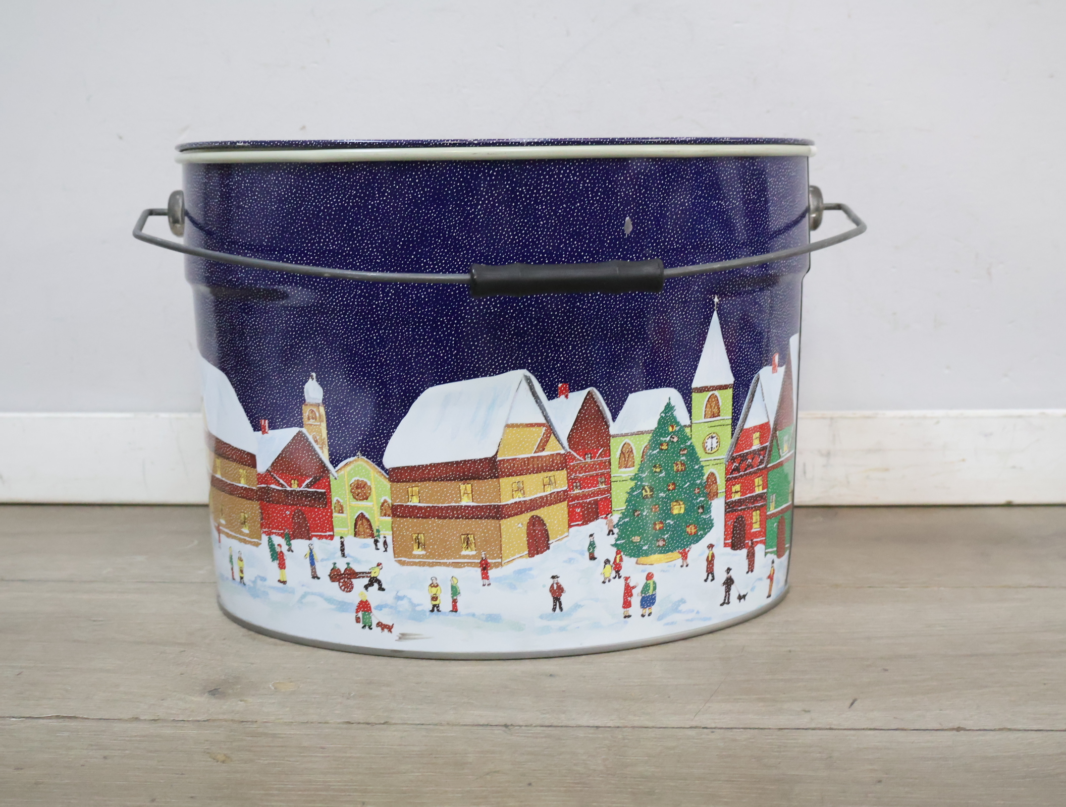 Metalen kerstblik met winterse dorpse scene'' – foto 6 – kavel bij GSD Auctions, Zoeterwoude