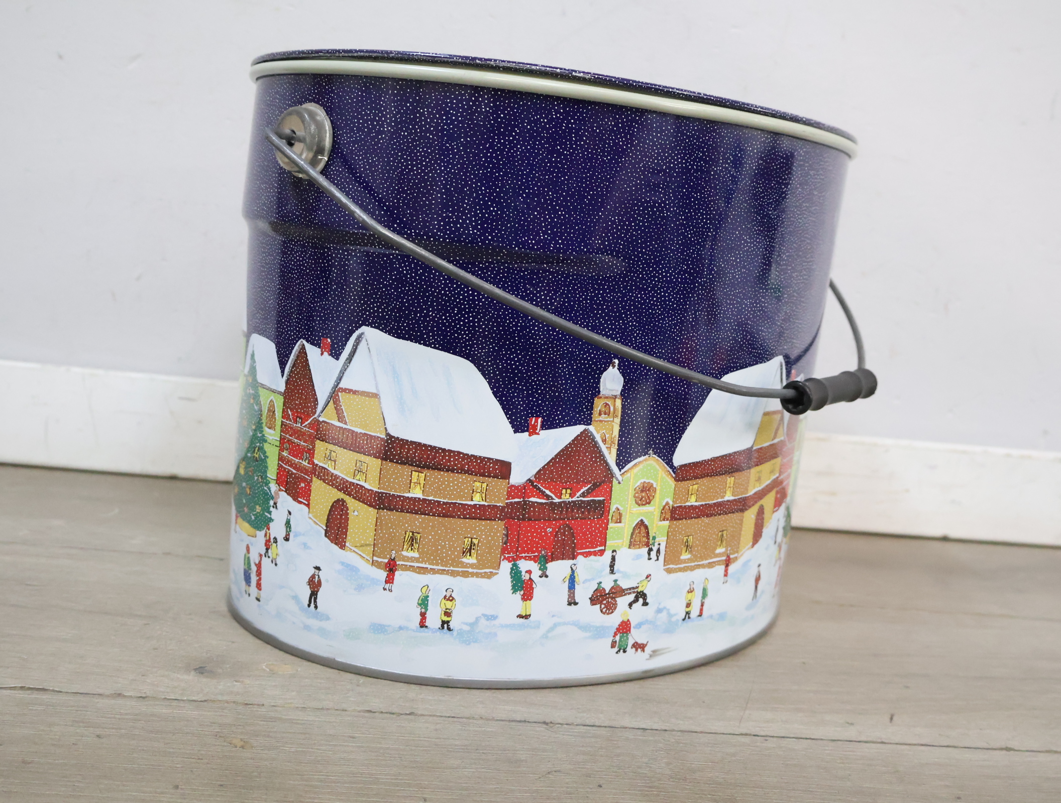 Metalen kerstblik met winterse dorpse scene'' – foto 7 – kavel bij GSD Auctions, Zoeterwoude