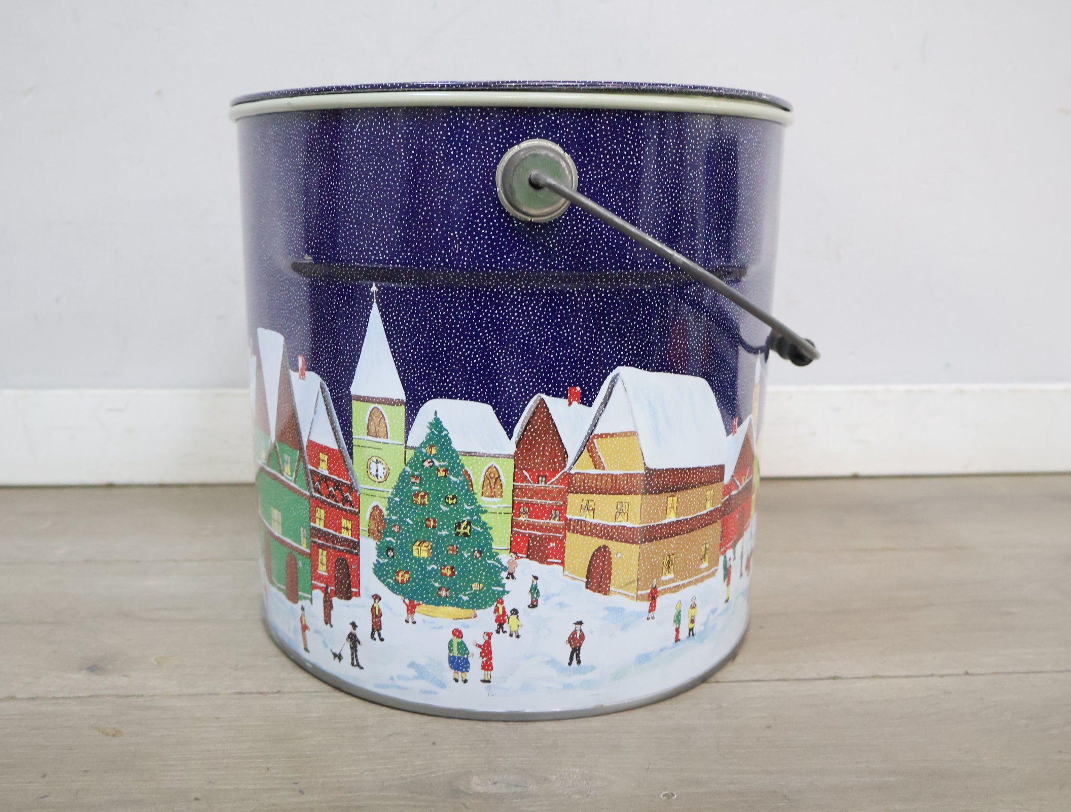Metalen kerstblik met winterse dorpse scene'' – foto 8 – kavel bij GSD Auctions, Zoeterwoude