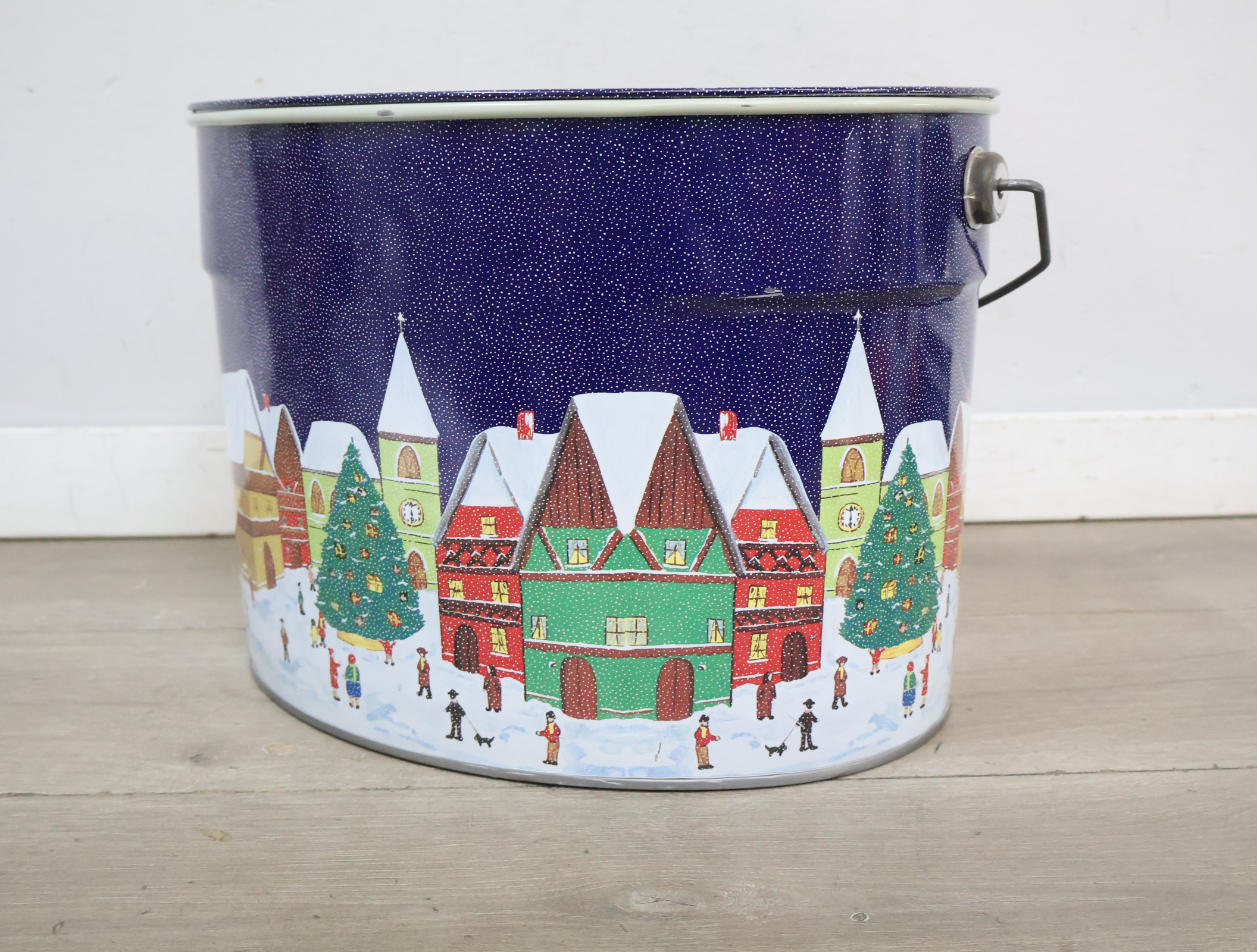 Metalen kerstblik met winterse dorpse scene'' – foto 9 – kavel bij GSD Auctions, Zoeterwoude