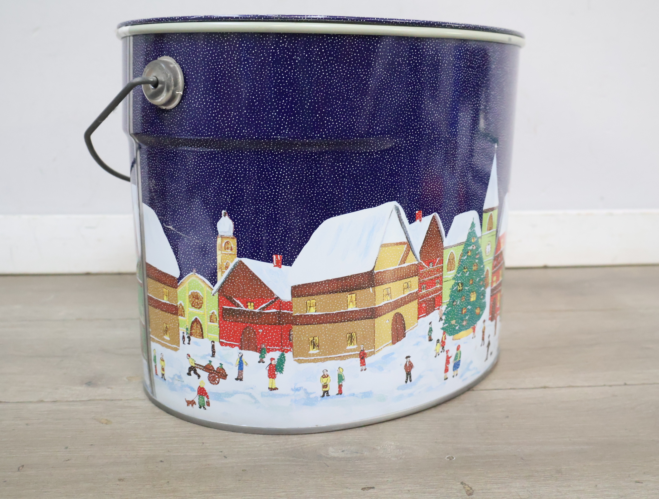 Metalen kerstblik met winterse dorpse scene'' – foto 10 – kavel bij GSD Auctions, Zoeterwoude