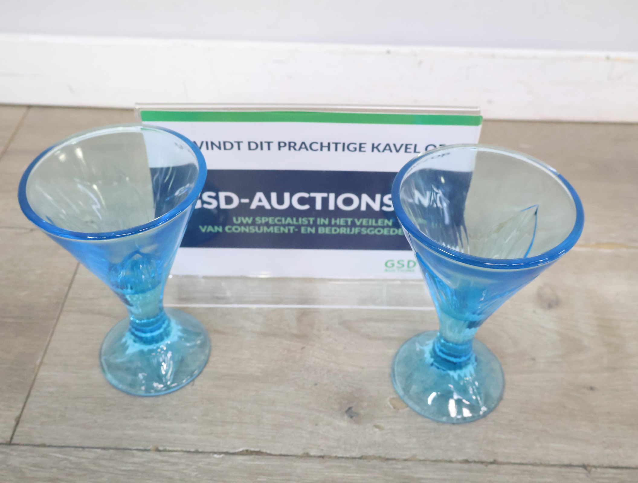 Set van 2 blauwe glazen'' – foto 2 – kavel bij GSD Auctions, Zoeterwoude