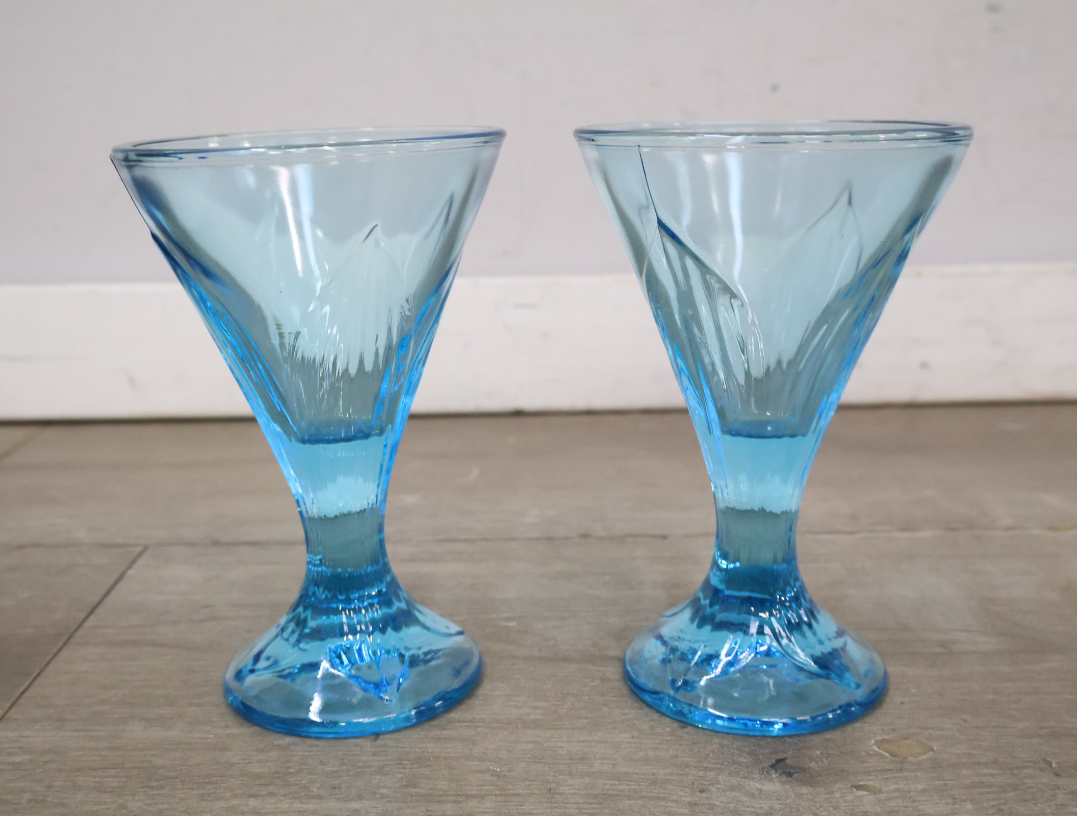 Set van 2 blauwe glazen'' – foto 3 – kavel bij GSD Auctions, Zoeterwoude