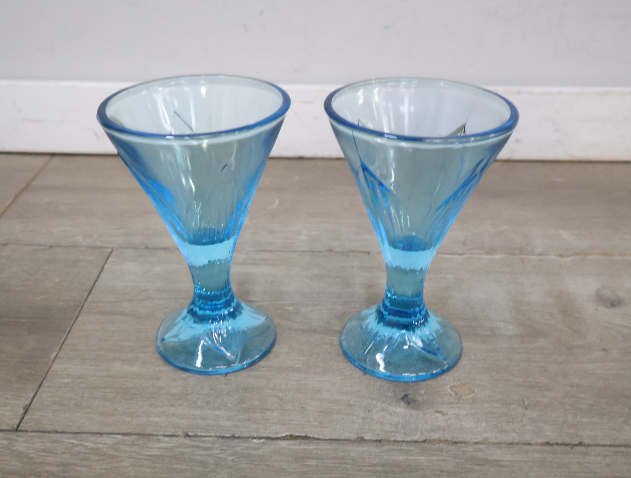 Set van 2 blauwe glazen'' – foto 4 – kavel bij GSD Auctions, Zoeterwoude