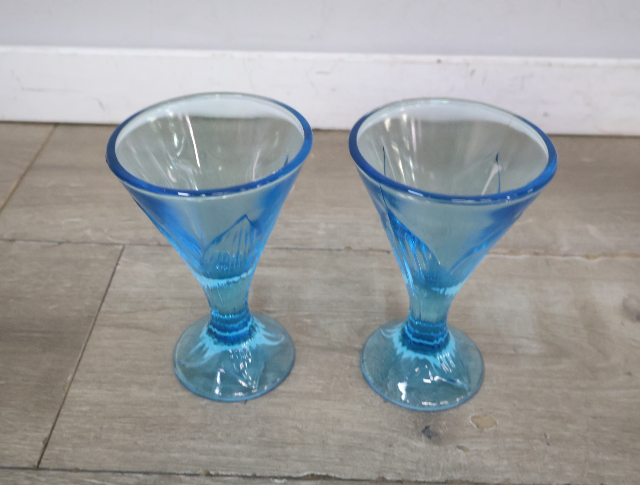 Set van 2 blauwe glazen'' – foto 5 – kavel bij GSD Auctions, Zoeterwoude