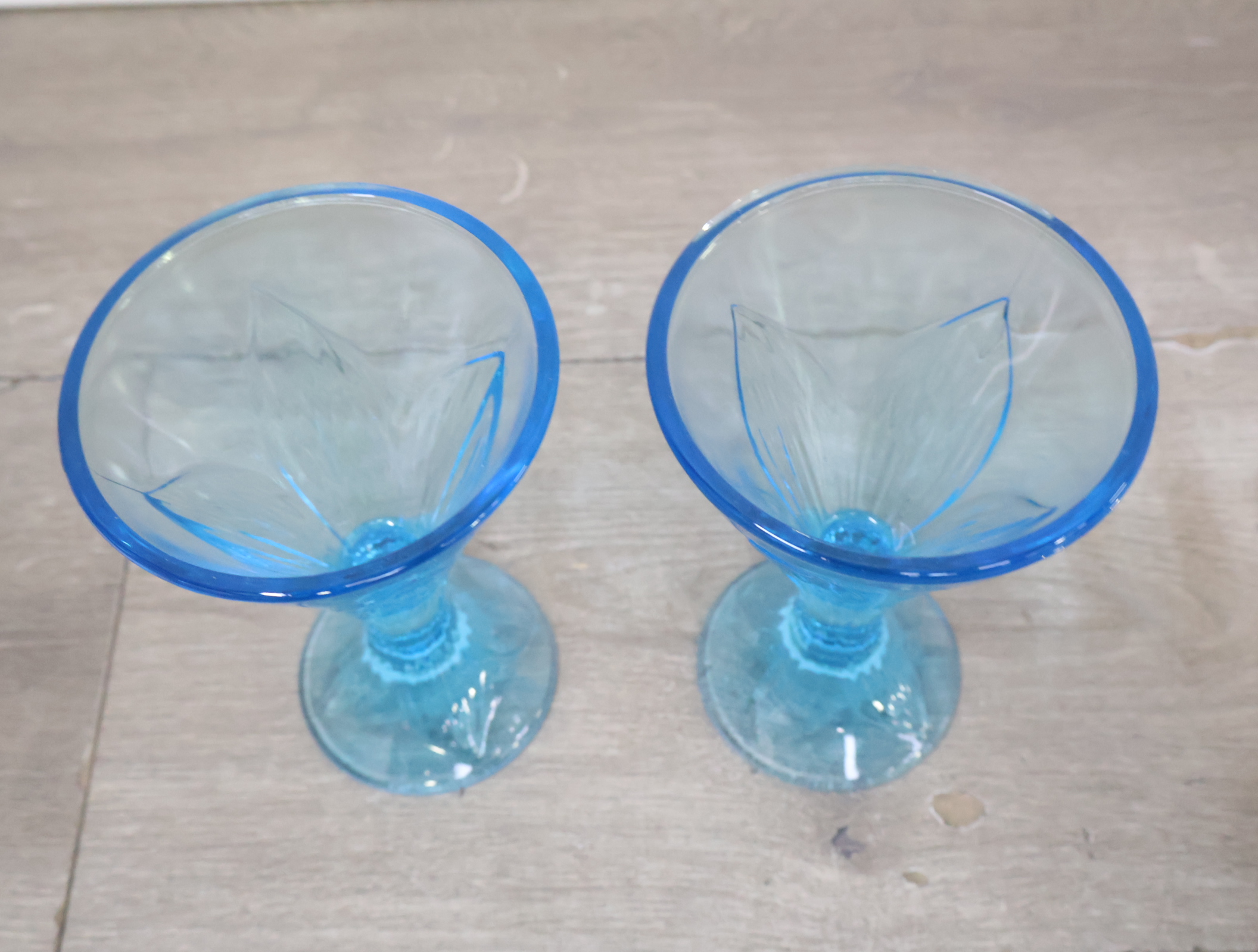 Set van 2 blauwe glazen'' – foto 6 – kavel bij GSD Auctions, Zoeterwoude