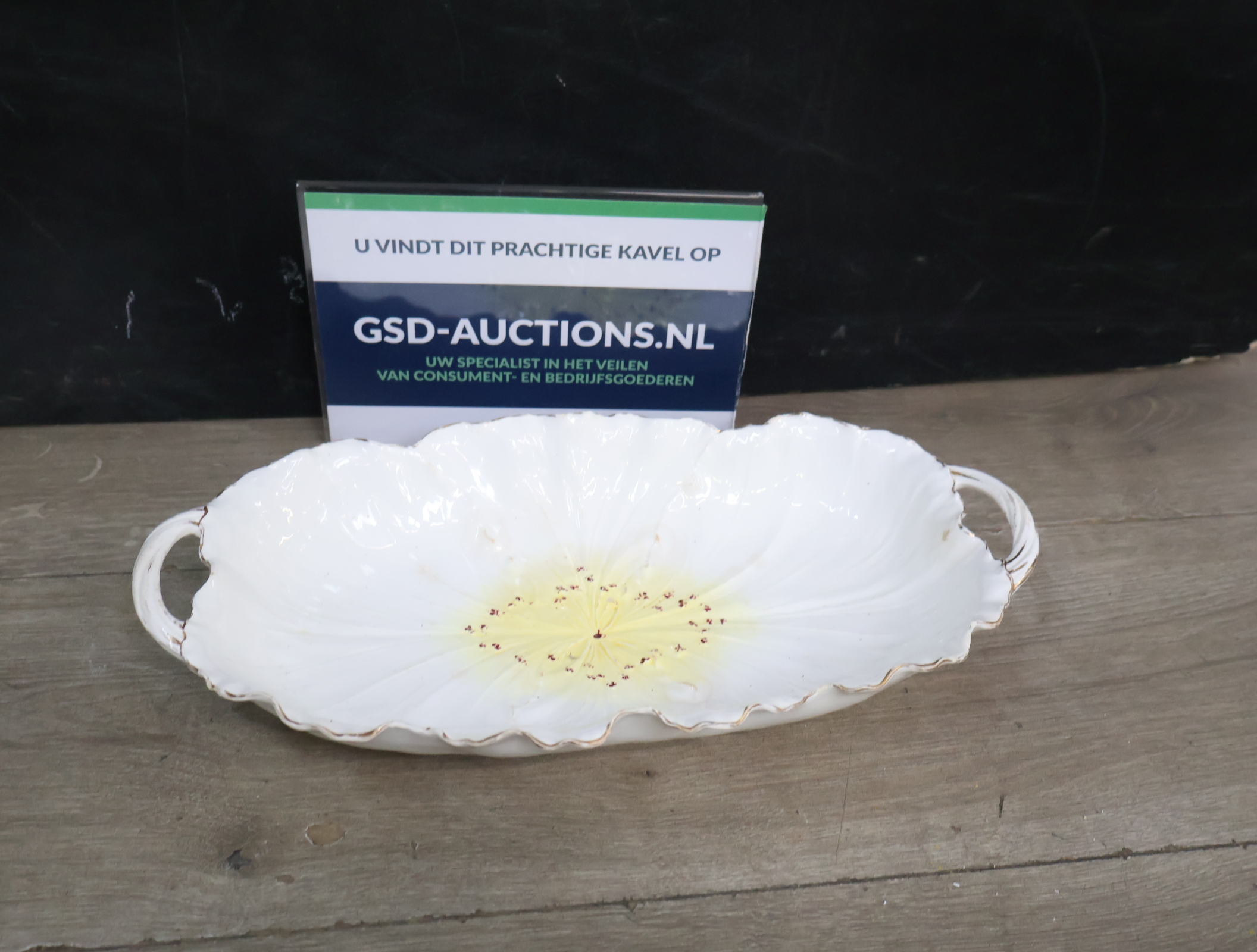 Decoratief porseleinen schaal in bloemvorm'' – kavel bij GSD Auctions, Zoeterwoude