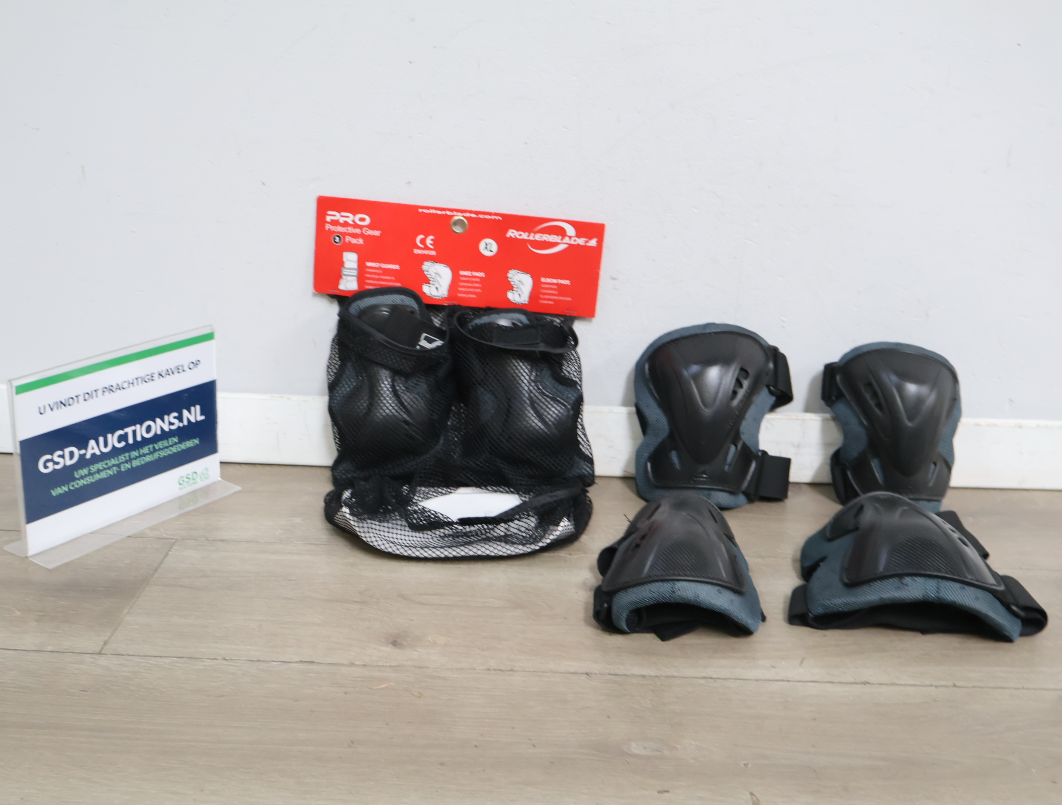 Elleboog & knie beschermers'' – kavel bij GSD Auctions, Zoeterwoude