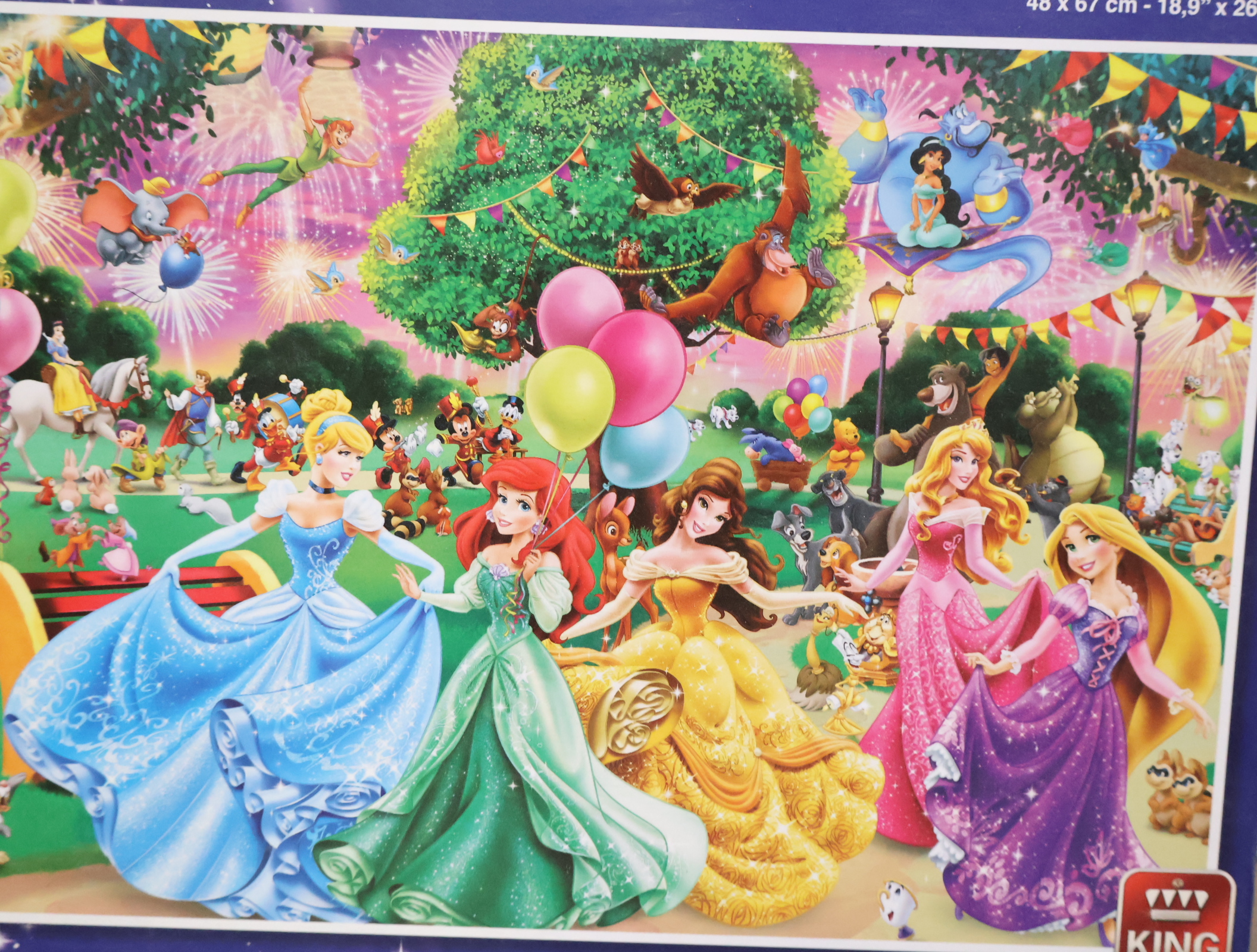 Set van vier Disney legpuzzels 1000 stukjes'' – foto 8 – kavel bij GSD Auctions, Zoeterwoude