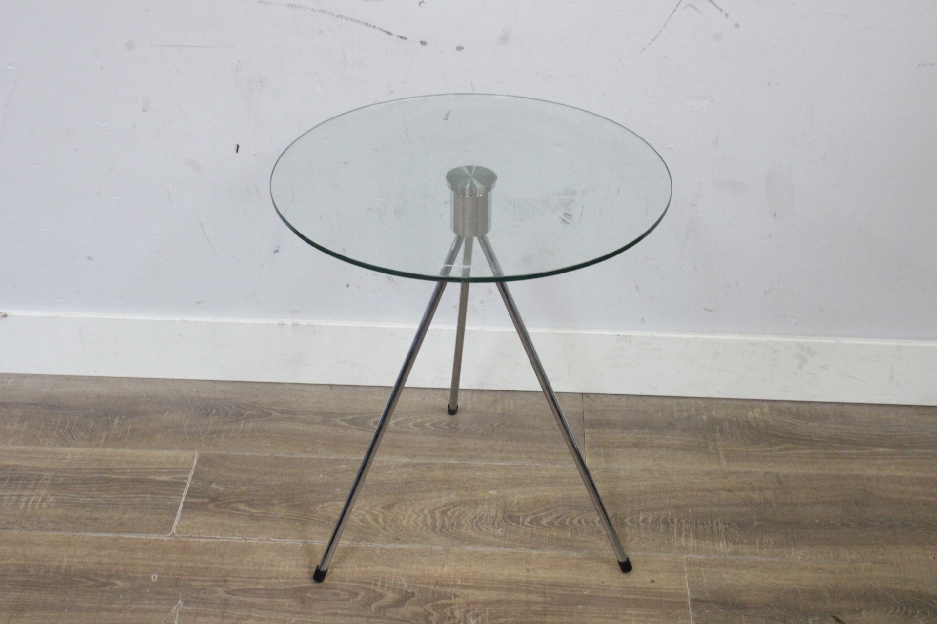 Rond glazen bijzettafeltje met metalen driepoot'' – foto 2 – kavel bij GSD Auctions, Zoeterwoude