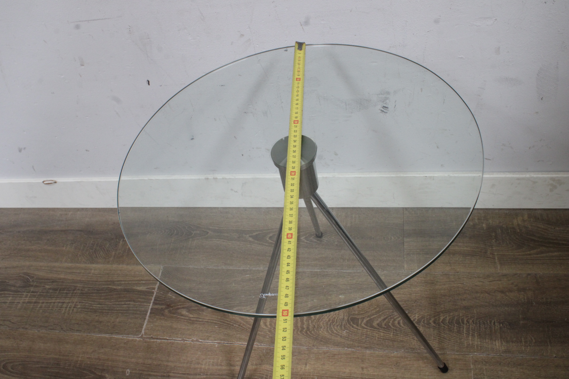 Rond glazen bijzettafeltje met metalen driepoot'' – foto 4 – kavel bij GSD Auctions, Zoeterwoude