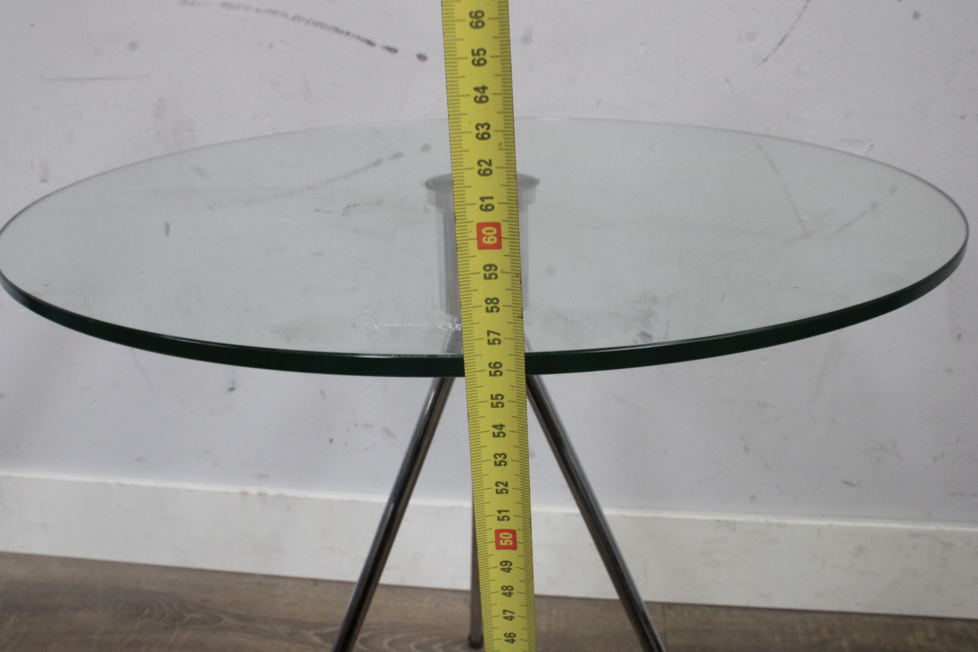Rond glazen bijzettafeltje met metalen driepoot'' – foto 5 – kavel bij GSD Auctions, Zoeterwoude