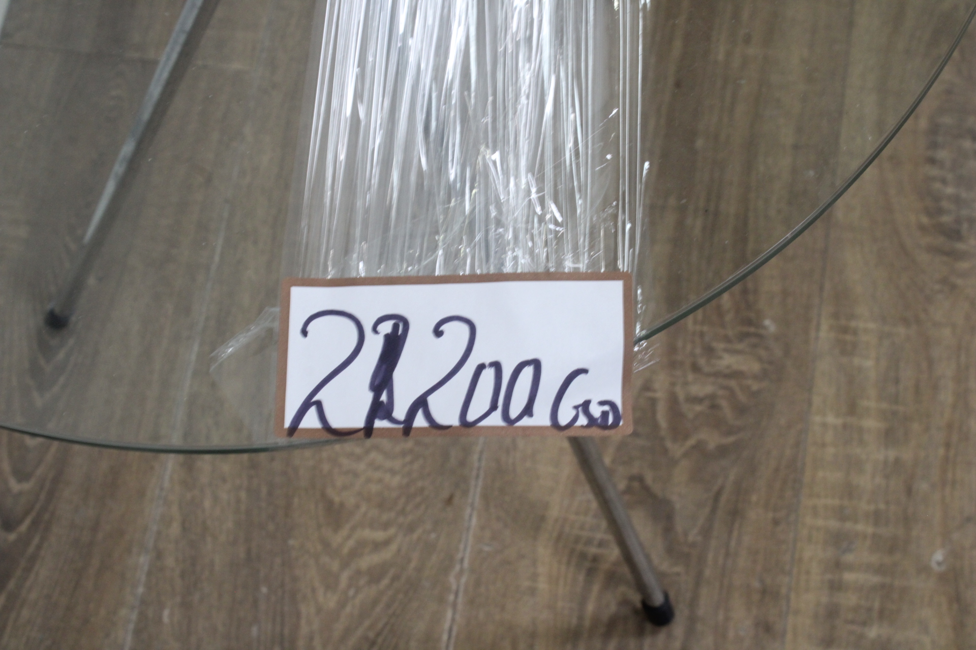 Rond glazen bijzettafeltje met metalen driepoot'' – foto 6 – kavel bij GSD Auctions, Zoeterwoude