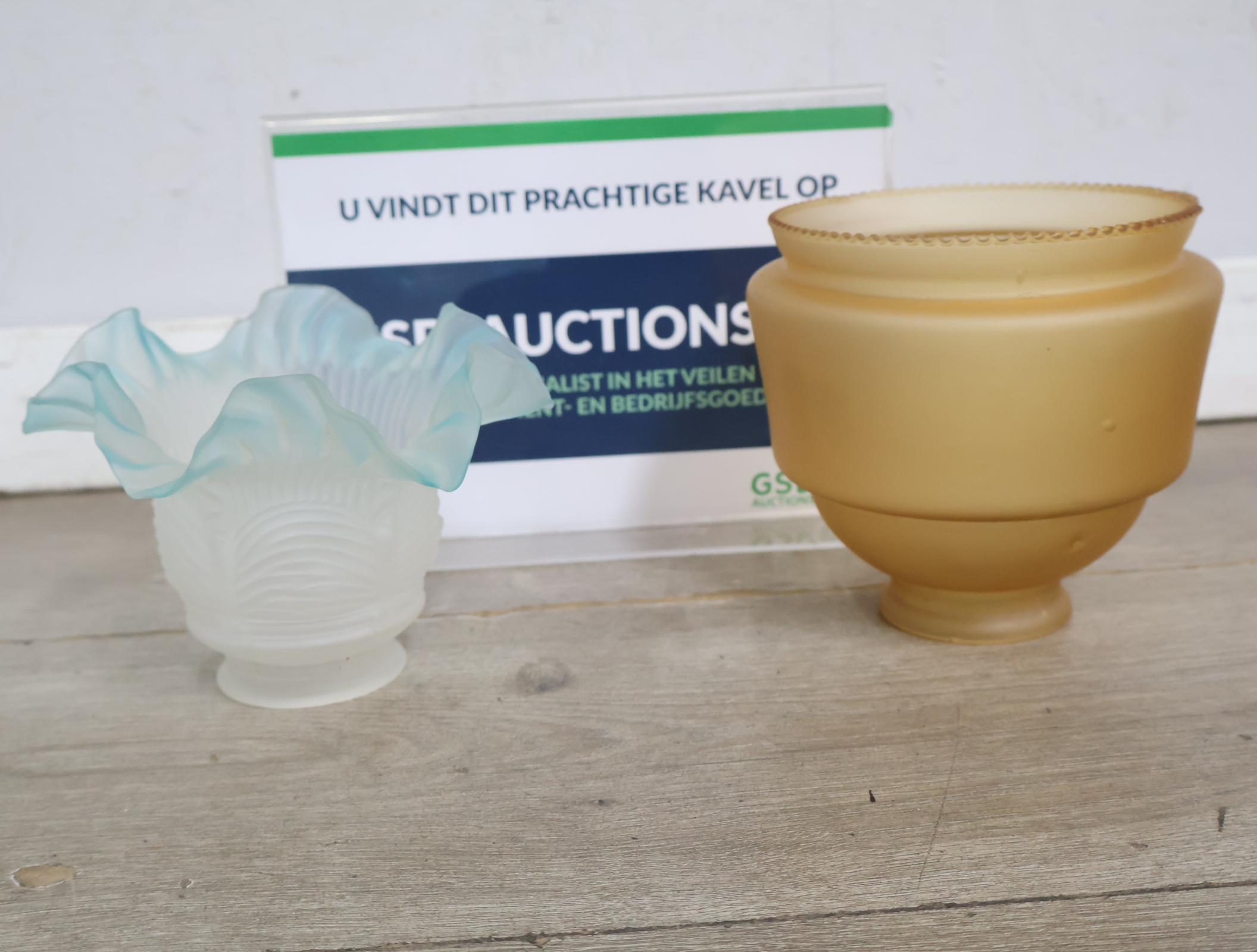 Set van twee vintage glazen lampenkappen'' – foto 2 – kavel bij GSD Auctions, Zoeterwoude