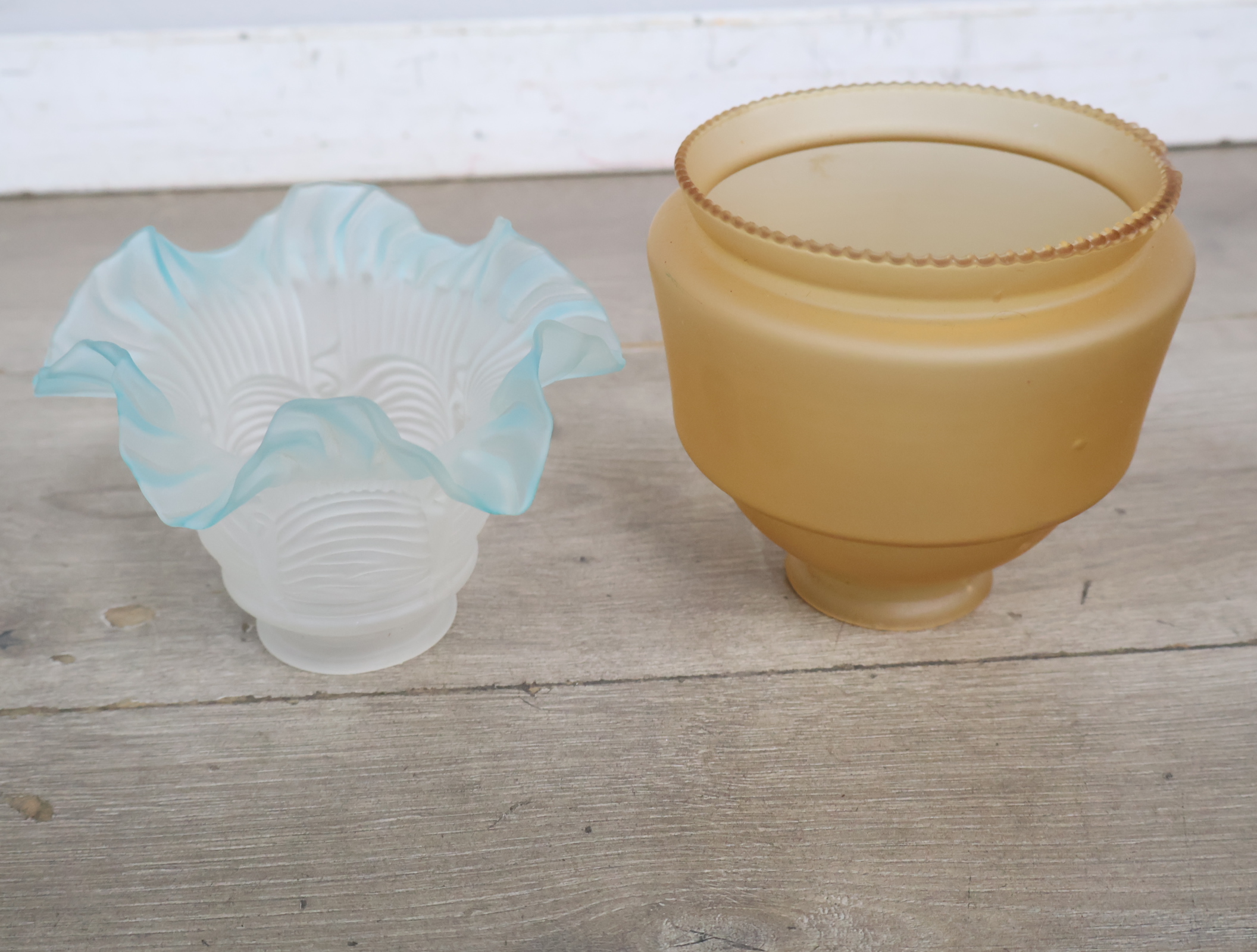 Set van twee vintage glazen lampenkappen'' – foto 3 – kavel bij GSD Auctions, Zoeterwoude