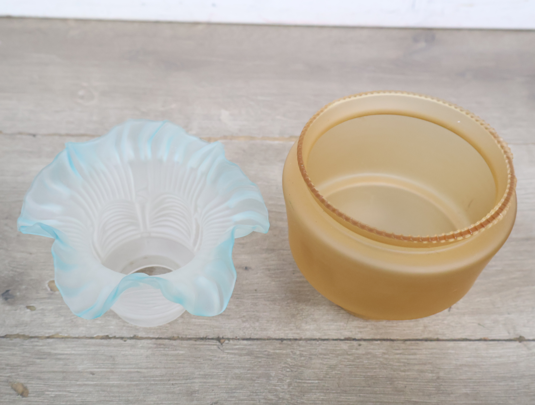 Set van twee vintage glazen lampenkappen'' – foto 4 – kavel bij GSD Auctions, Zoeterwoude