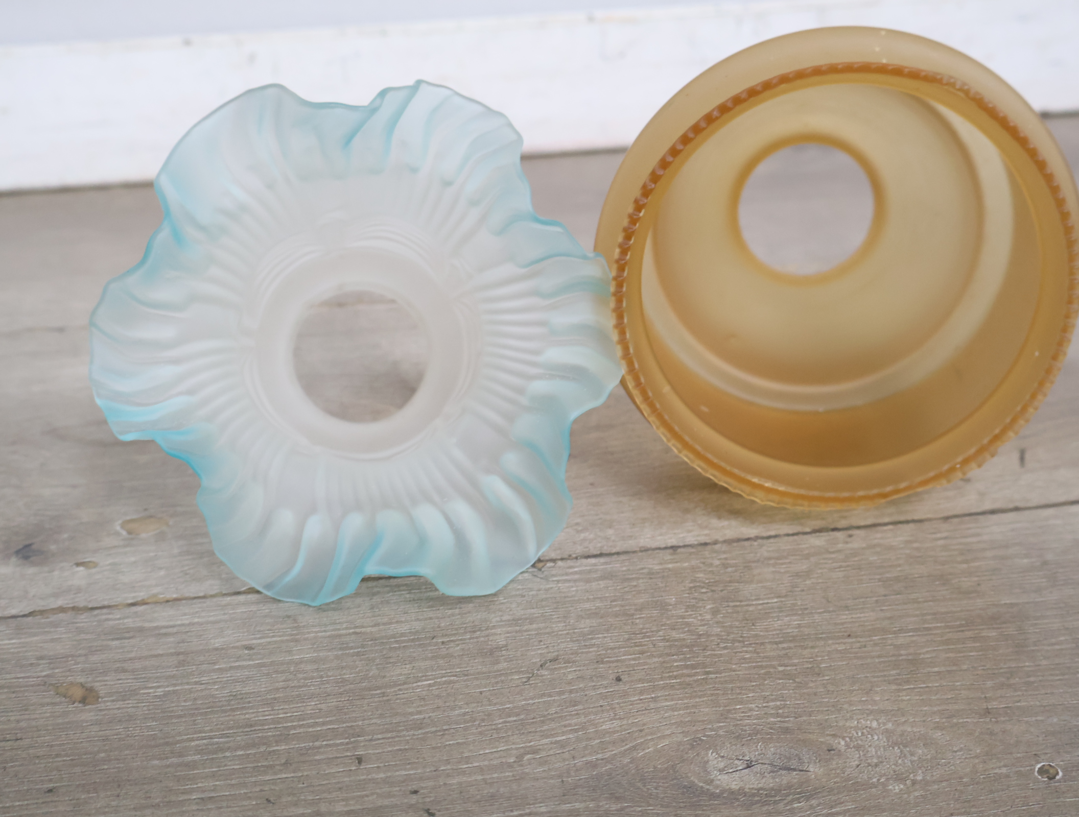 Set van twee vintage glazen lampenkappen'' – foto 5 – kavel bij GSD Auctions, Zoeterwoude