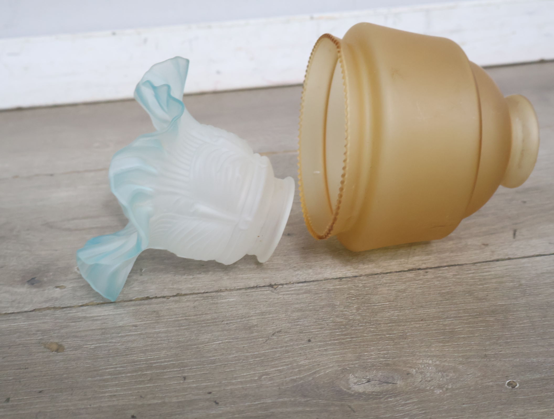 Set van twee vintage glazen lampenkappen'' – foto 6 – kavel bij GSD Auctions, Zoeterwoude