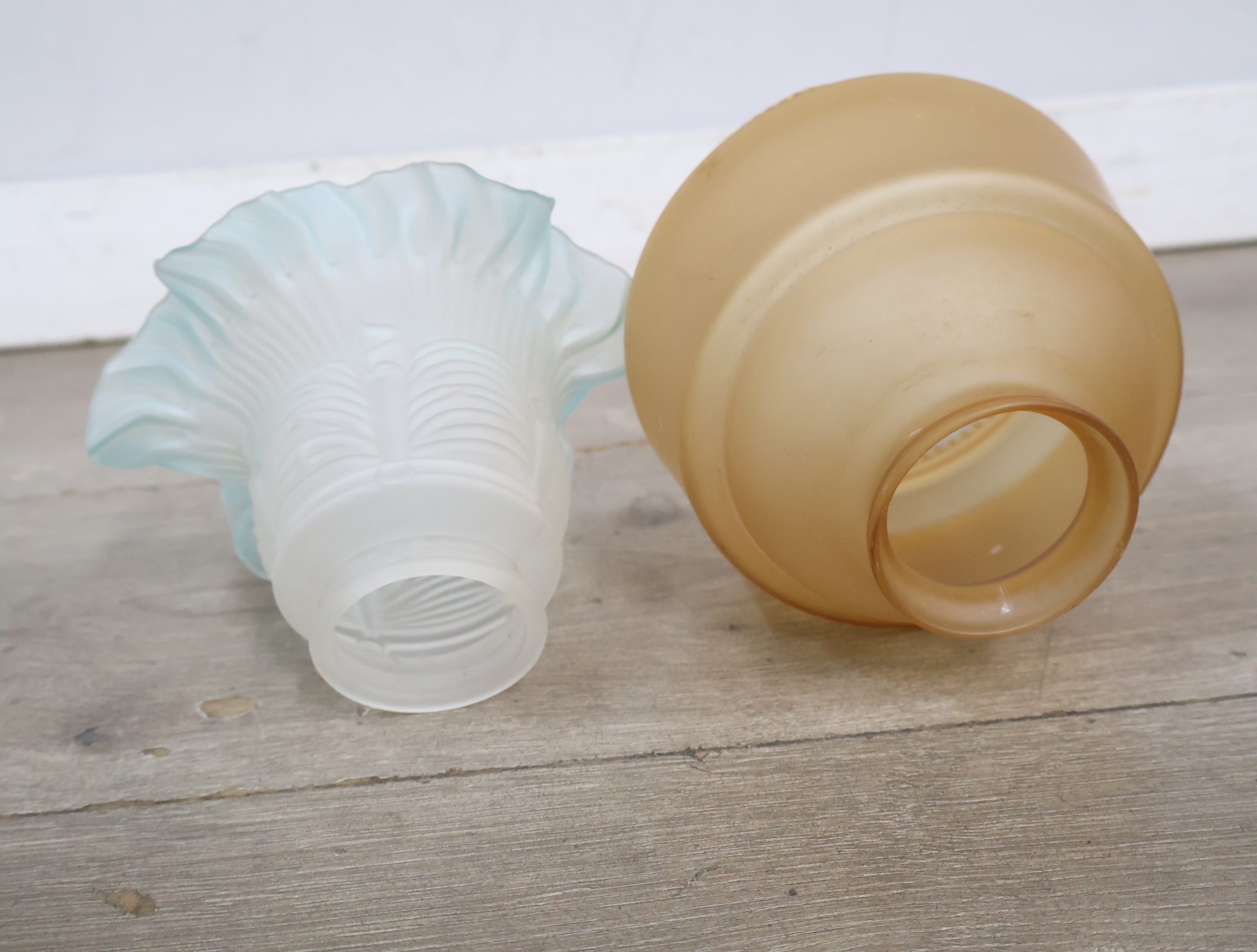 Set van twee vintage glazen lampenkappen'' – foto 7 – kavel bij GSD Auctions, Zoeterwoude
