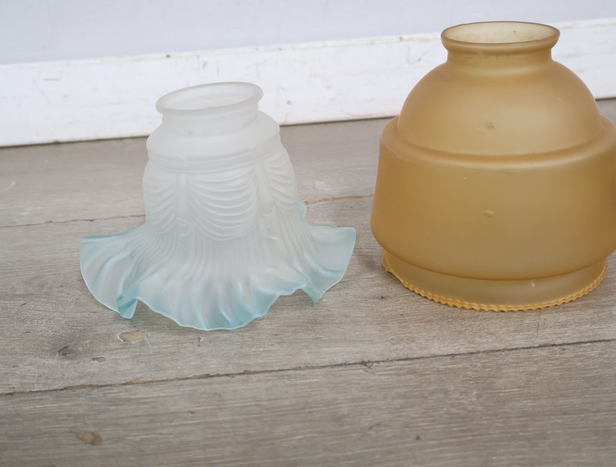 Set van twee vintage glazen lampenkappen'' – foto 8 – kavel bij GSD Auctions, Zoeterwoude
